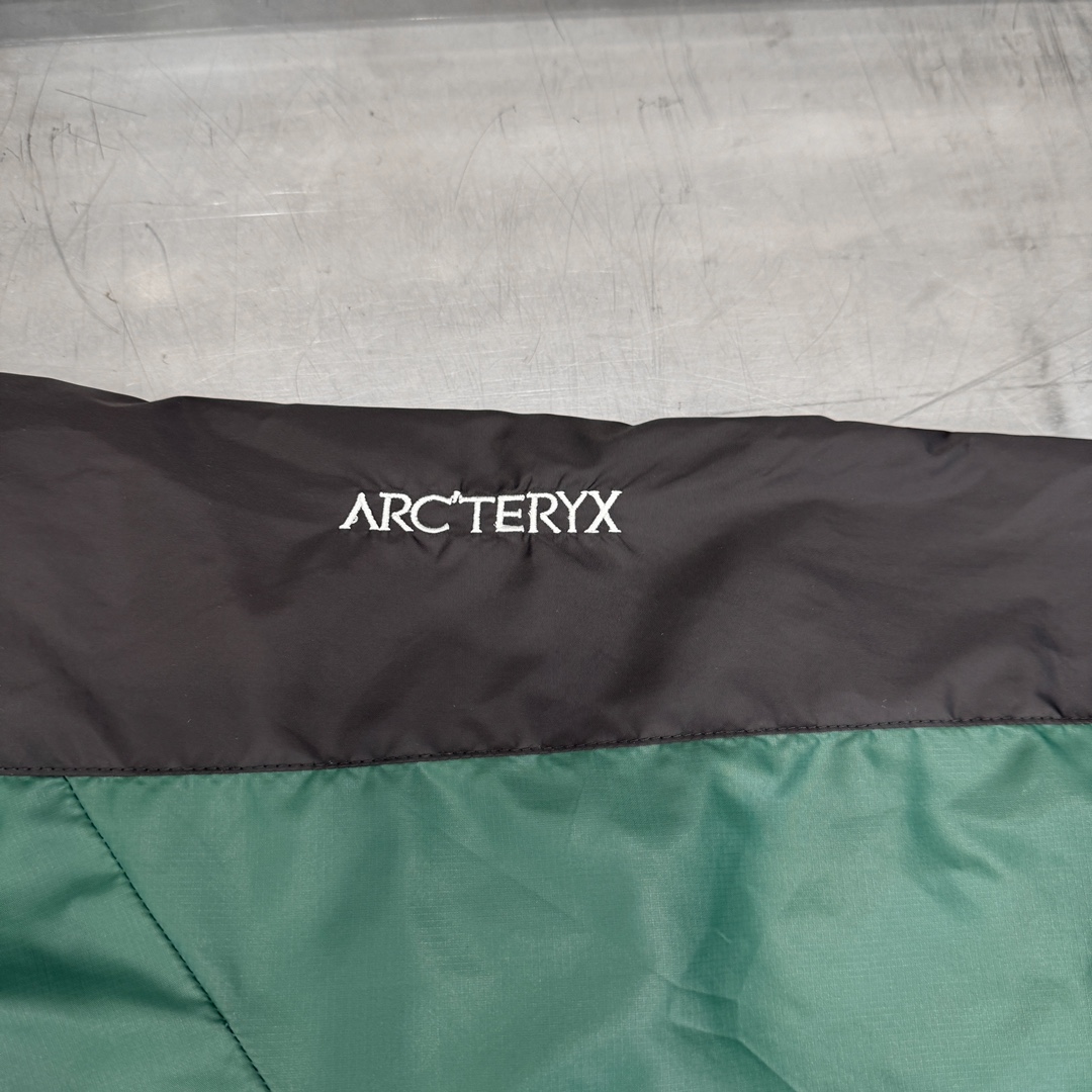  🆕ARC｜新款皮肤衣，进口科技纤维面料，定制撞色暗纹印花设计，超薄透气防晒，风衣版型帅气十足，袖边经典