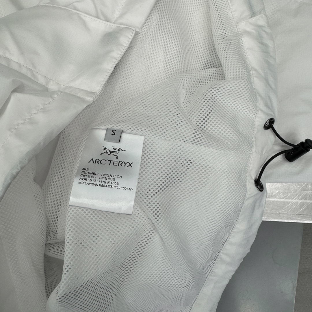  🆕ARC｜新款皮肤衣，进口科技纤维面料，定制撞色暗纹印花设计，超薄透气防晒，风衣版型帅气十足，袖边经典