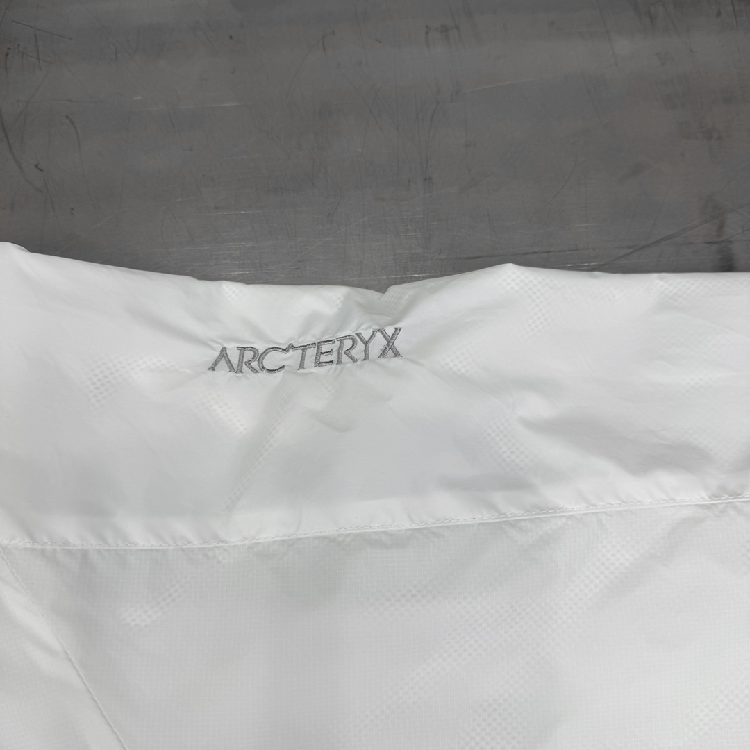  🆕ARC｜新款皮肤衣，进口科技纤维面料，定制撞色暗纹印花设计，超薄透气防晒，风衣版型帅气十足，袖边经典