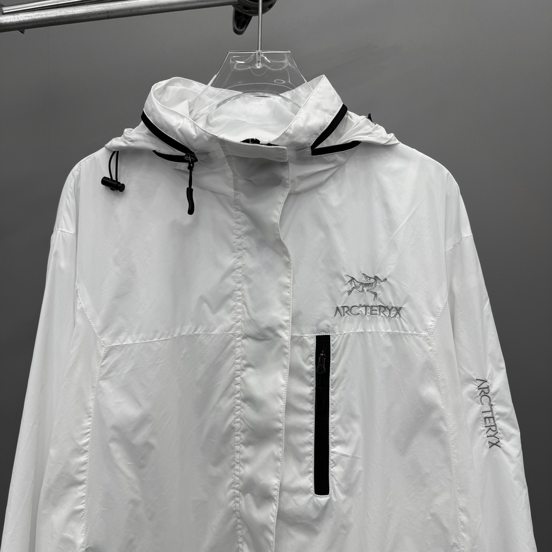  🆕ARC｜新款皮肤衣，进口科技纤维面料，定制撞色暗纹印花设计，超薄透气防晒，风衣版型帅气十足，袖边经典