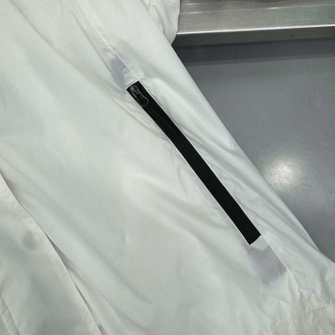  🆕ARC｜新款皮肤衣，进口科技纤维面料，定制撞色暗纹印花设计，超薄透气防晒，风衣版型帅气十足，袖边经典