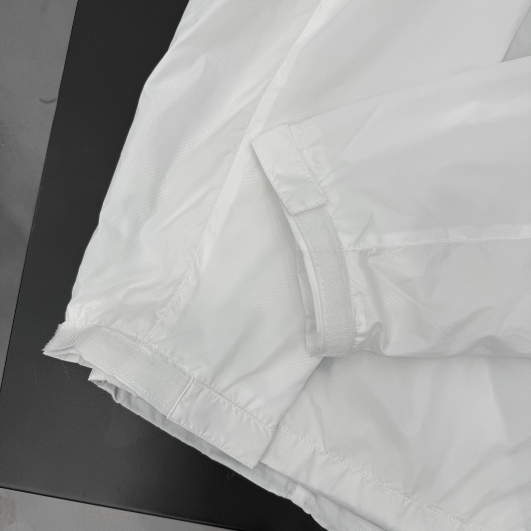  🆕ARC｜新款皮肤衣，进口科技纤维面料，定制撞色暗纹印花设计，超薄透气防晒，风衣版型帅气十足，袖边经典