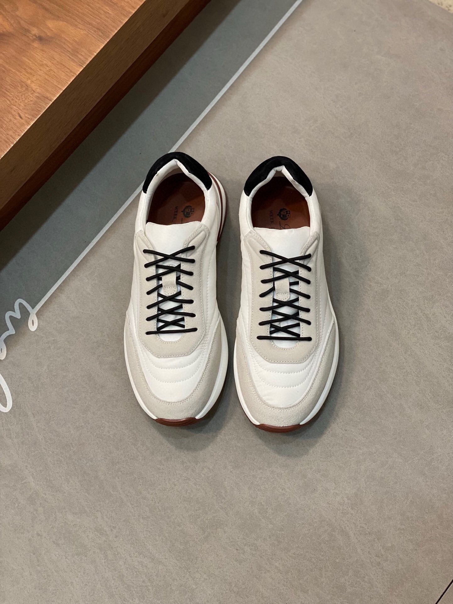 NO:219134,Brand Loro Piana color original color matching code number 39-46 customized 38.47 price Material Nouo Pianya autumn hot product shipped!  The window style LoroPiana mesh cowhide casual sports men's shoes This casual shoe is knitted with Wind fiber, presenting a unique three-dimensional effect. The unique style is slightly narrowed in the middle and is embellished with Naba Leather. The light rubber sole and edge studs enhance grip and stability. The functional details of the shoe are full of modern aesthetics. The upper uses hot melt edge sealing process. The light technical material of the Kummel color rubber outsole is inlaid with cushioning pads on the inner side of the sole, which makes the weight distribution more even and reduces the load during travel. The leather eyelets are directly placed on the upper fixed to the sole to ensure stability. The rear is equipped with cushioning pads to enhance the comfort of wearing. LP casual shoes, loro piana, loro piana, cowhide19860909品牌Loro Piana 颜色原版配色 码数39-46定做38.47 价格 材质诺悠翩雅秋季爆款出货！橱窗款LoroPiana网面牛皮休闲运动男鞋 这款休闲鞋采用Wind纤维针织而成,呈现出别致的立体效果,独特的版型在中段轻微变窄,并以纳巴革细节点缀.轻盈橡胶鞋底和边缘的鞋钉增强抓地力和稳定性,充满现代美感的功能细节设计为鞋子平添了运动风格.鞋面使用热熔封边工艺 Kummel色橡胶外底的轻盈技术材料鞋底内侧镶嵌着缓冲垫,让重量分配更平均,减轻行进间的负荷 皮革鞋眼直接设于固定在鞋底的鞋面上,以确保稳定性 后部搭配缓冲垫,以提升穿着舒适感,LP休闲鞋,loro piana,loro piana,cowhide,Men's shoes