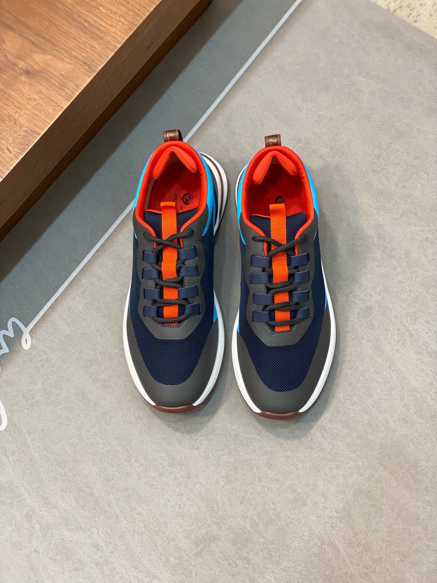 NO:219119,Brand Loro Piana color original color matching code number 39-46 customized 38.47 price Material Nouo Pianya autumn hot product shipped!  The window style LoroPiana mesh cowhide casual sports men's shoes This casual shoe is knitted with Wind fiber, presenting a unique three-dimensional effect. The unique style is slightly narrowed in the middle and is embellished with Naba Leather. The light rubber sole and edge studs enhance grip and stability. The functional details of the shoe are full of modern aesthetics. The upper uses hot melt edge sealing process. The light technical material of the Kummel color rubber outsole is inlaid with cushioning pads on the inner side of the sole, which makes the weight distribution more even and reduces the load during travel. The leather eyelets are directly placed on the upper fixed to the sole to ensure stability. The rear is equipped with cushioning pads to enhance the comfort of wearing. LP casual shoes, loro piana, loro piana, cowhide19860909品牌Loro Piana 颜色原版配色 码数39-46定做38.47 价格 材质诺悠翩雅秋季爆款出货！橱窗款LoroPiana网面牛皮休闲运动男鞋 这款休闲鞋采用Wind纤维针织而成,呈现出别致的立体效果,独特的版型在中段轻微变窄,并以纳巴革细节点缀.轻盈橡胶鞋底和边缘的鞋钉增强抓地力和稳定性,充满现代美感的功能细节设计为鞋子平添了运动风格.鞋面使用热熔封边工艺 Kummel色橡胶外底的轻盈技术材料鞋底内侧镶嵌着缓冲垫,让重量分配更平均,减轻行进间的负荷 皮革鞋眼直接设于固定在鞋底的鞋面上,以确保稳定性 后部搭配缓冲垫,以提升穿着舒适感,LP休闲鞋,loro piana,loro piana,cowhide,Men's shoes