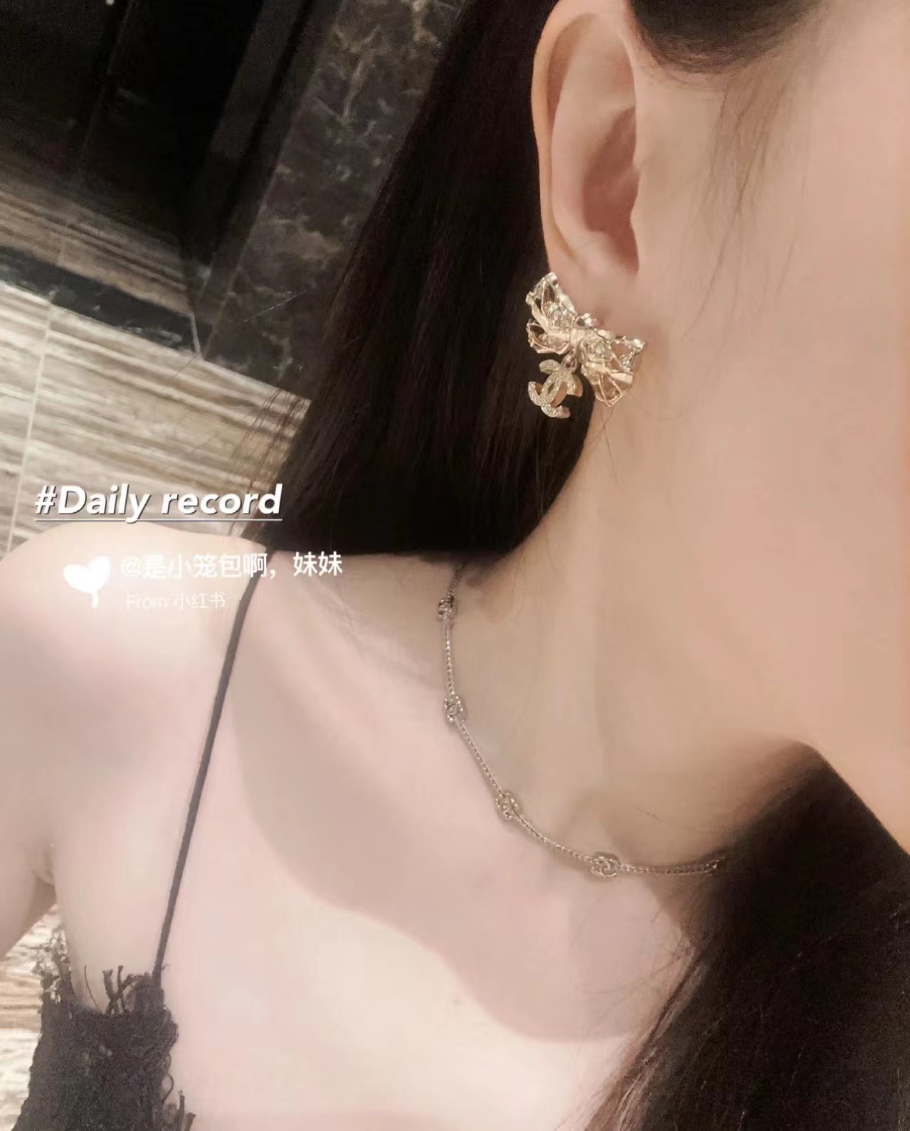 NO:102088,24B new hollow diamond-set bow double C gold earrings. The hollow diamond-set bow is gentle and elegant. It is very suitable for daily wear. The more you look, the more beautiful it becomes. It is worthy of being the most popular one of the season. Chanel earrings, chanel1986090924B新款镂空镶钻蝴蝶结双C金色耳钉 镂空镶钻小蝴蝶结温柔又气质 很适合日常佩戴哦精致度满分 越看越美～不愧是本季最爆的一款,香奈儿耳钉,chanel,Jewelry