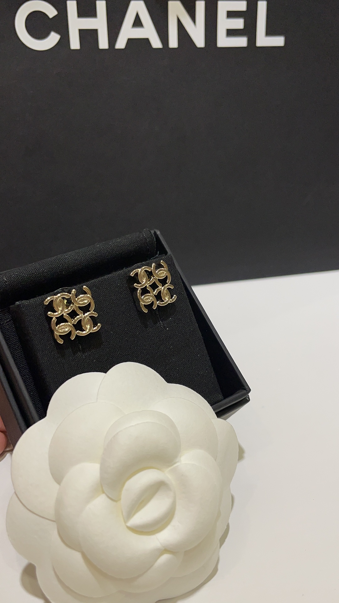 NO:104232,Today's new product purchase yb 24B new gold double C hollow square earrings, four gold small double C hollow squares, exquisite and cute daily wear, essential for white and beautiful temperament, exclusive purchase yb development, brass gold plating, Chanel earrings, chanel, gold plating19860909今日新品购入yb 24B新款金色双C镂空方块耳钉 四个金色小双C组成的镂空小方块 日常佩戴精致又可爱 气质白富美必备 独家购入yb 开发 黄铜镀金,香奈儿耳钉,chanel,gold plating,Jewelry