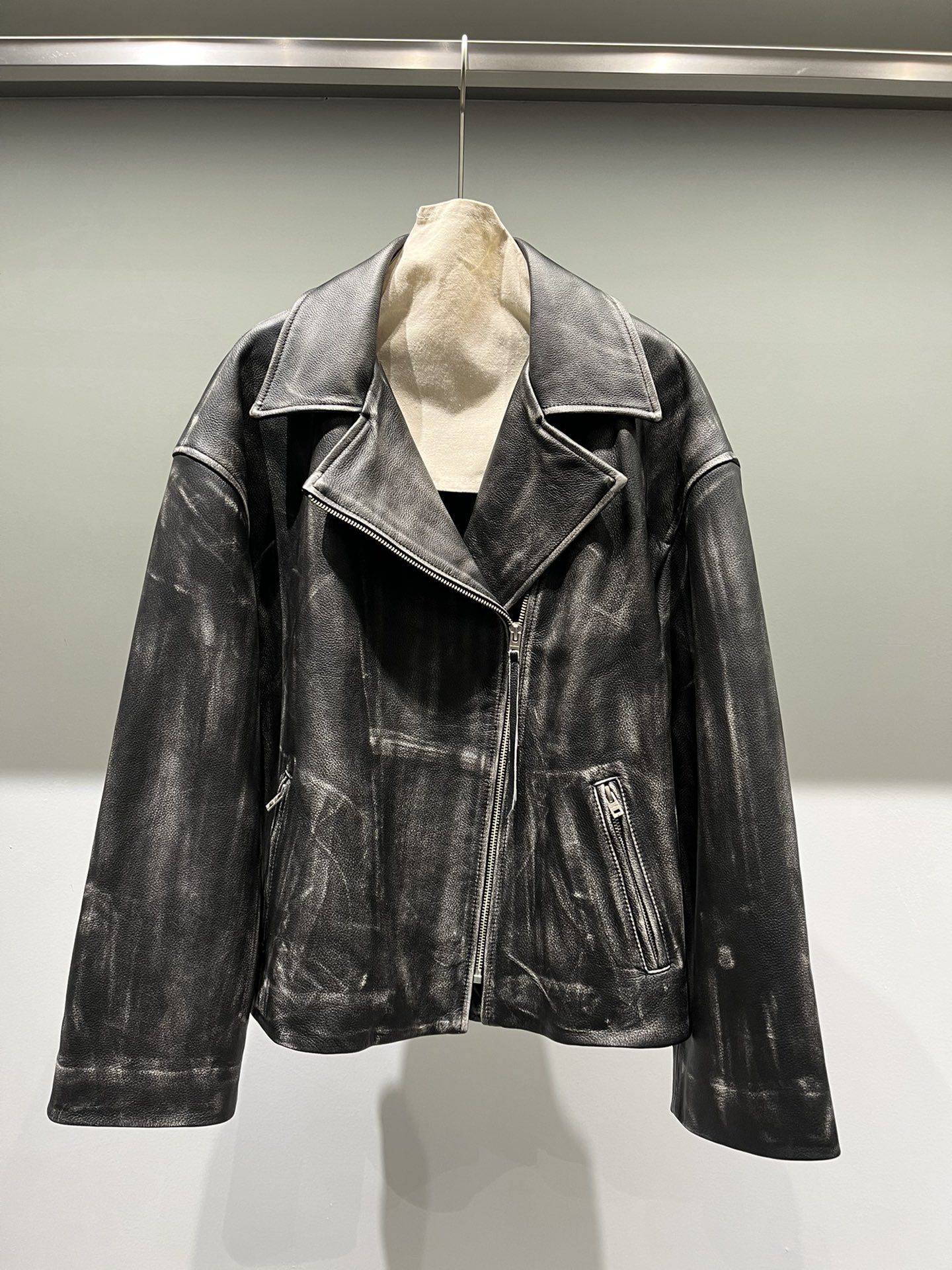 NO:721866,,Acne retro color rubbed cowhide motorcycle, loose fit, thick and stiff leather. Hand rubbed, each texture is different ~, women's clothing, acne studios, cowhide,19860909,Acne复古擦色牛皮机车,宽松版型,皮料有厚度很挺括.手工擦色,每一件纹理都是不同的哦～,女装,acne studios,cowhide,,Women's clothing