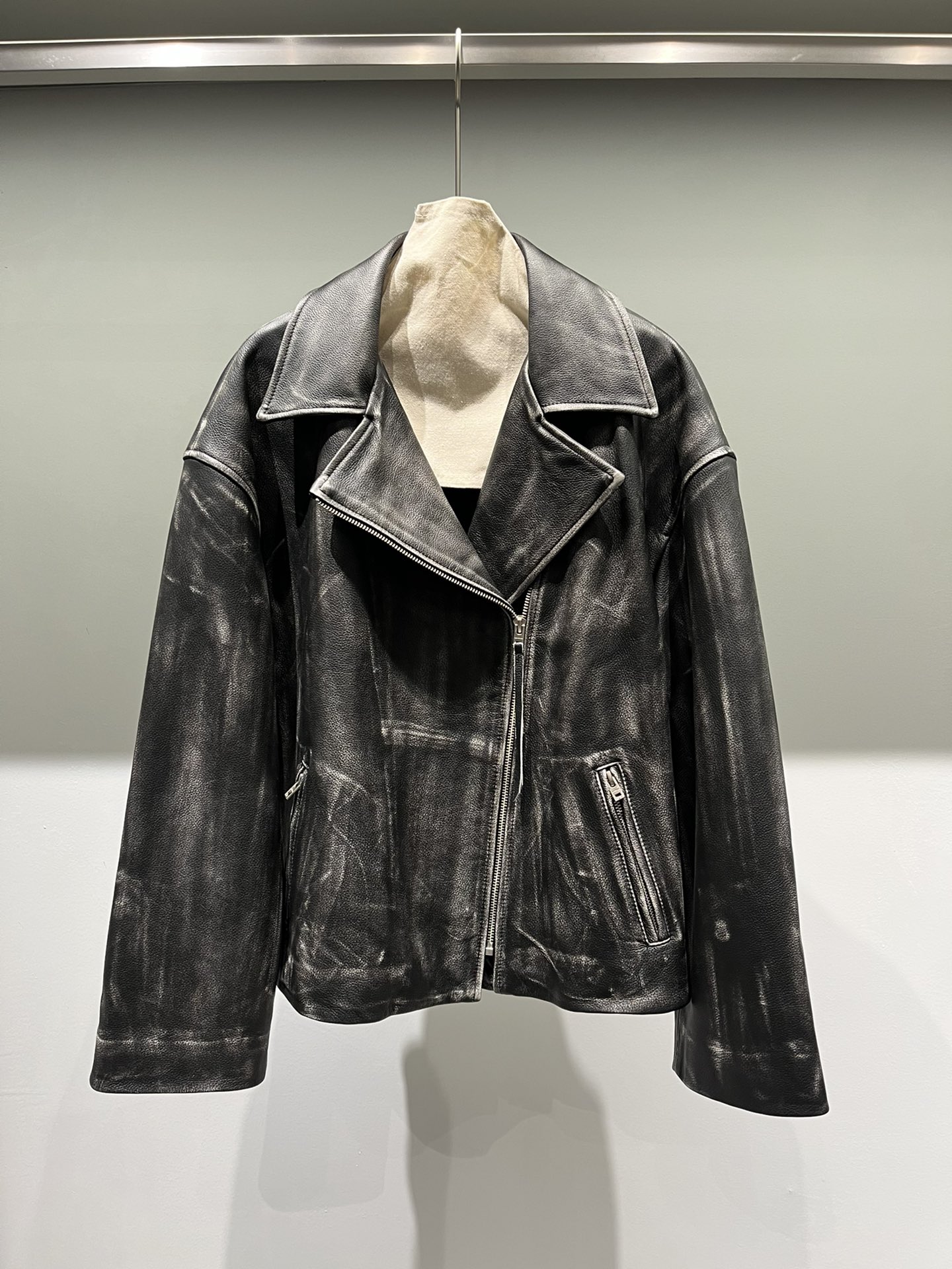 NO:721872,, Acne retro color-rubbed cowhide motorcycle, loose fit, the leather is thick and stiff. Hand-rubbed, each piece has a different texture ~ Hand-rubbed cowhide, each piece has a different texture, women's clothing, acne studios, cowhide,19860909,Acne复古擦色牛皮机车,宽松版型,皮料有厚度很挺括.手工擦色,每一件纹理都是不同的哦～ 手工擦色牛皮,每件纹理不同,女装,acne studios,cowhide,,Women's clothing