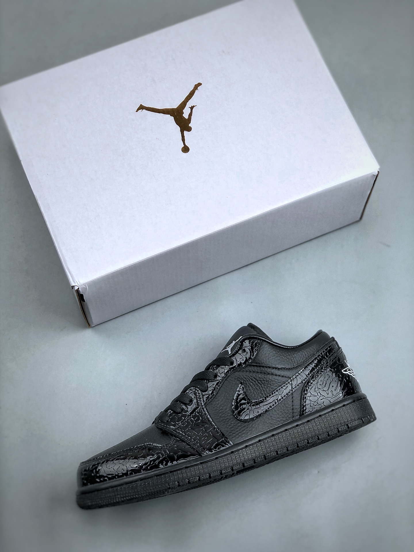 顶级纯原 市售最高版本🔥 💰180 
Air Jordan 1 Low 专柜订单顶级纯原 全头层 中底注胶孔内置真Sole气垫 ‼耐克Nike Air Jordan1 Low AJ低帮乔丹一代低帮经典复古文化休闲运动篮球鞋原鞋开模 拒绝公底 购置原厂同步原材料 都有细节还原 原汁原味忠于原版 
货号：HJ7743-010 
尺码：35.5-47.5（半）