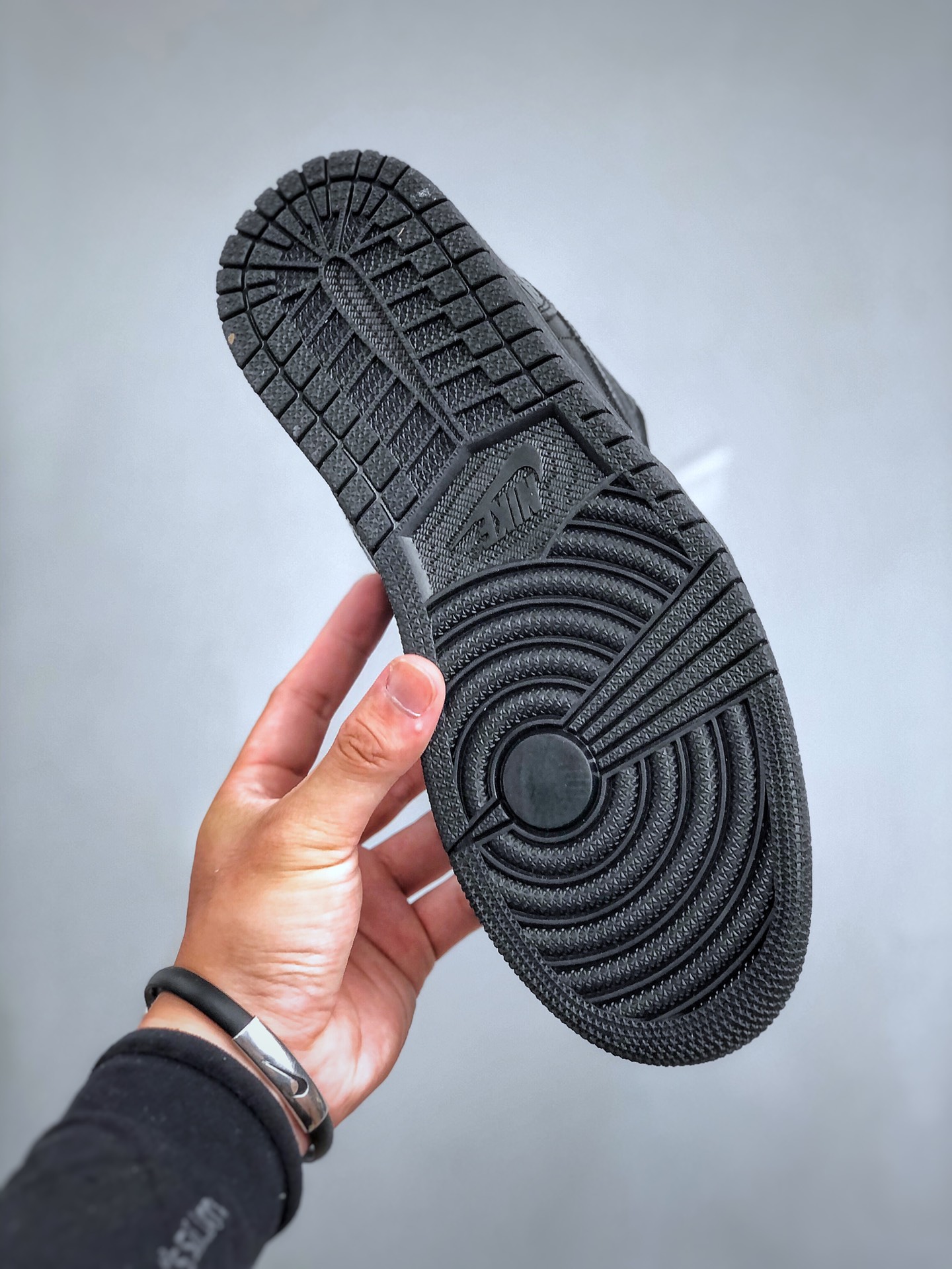 顶级纯原 市售最高版本🔥 💰180 
Air Jordan 1 Low 专柜订单顶级纯原 全头层 中底注胶孔内置真Sole气垫 ‼耐克Nike Air Jordan1 Low AJ低帮乔丹一代低帮经典复古文化休闲运动篮球鞋原鞋开模 拒绝公底 购置原厂同步原材料 都有细节还原 原汁原味忠于原版 
货号：HJ7743-010 
尺码：35.5-47.5（半）