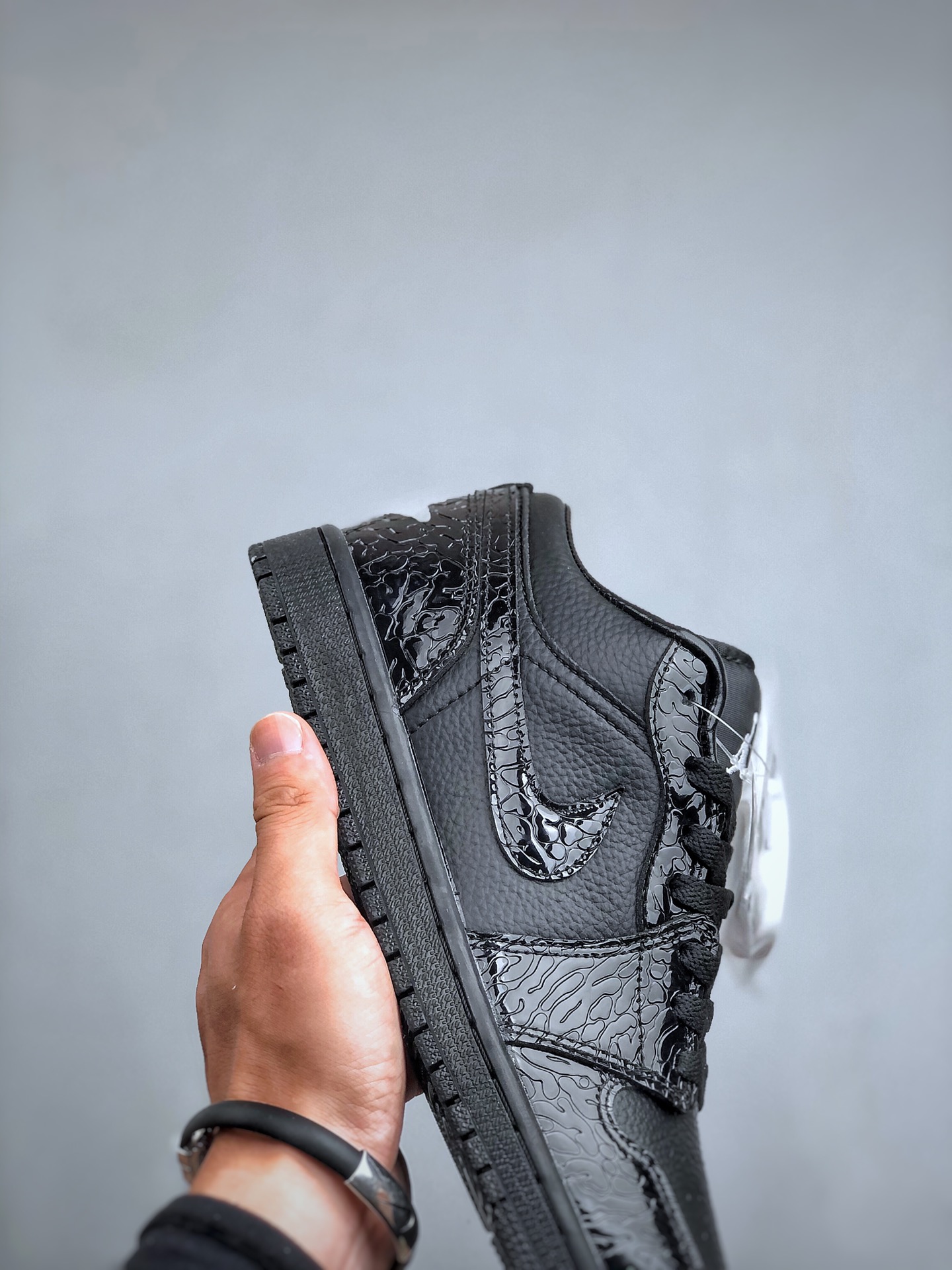顶级纯原 市售最高版本🔥 💰180 
Air Jordan 1 Low 专柜订单顶级纯原 全头层 中底注胶孔内置真Sole气垫 ‼耐克Nike Air Jordan1 Low AJ低帮乔丹一代低帮经典复古文化休闲运动篮球鞋原鞋开模 拒绝公底 购置原厂同步原材料 都有细节还原 原汁原味忠于原版 
货号：HJ7743-010 
尺码：35.5-47.5（半）