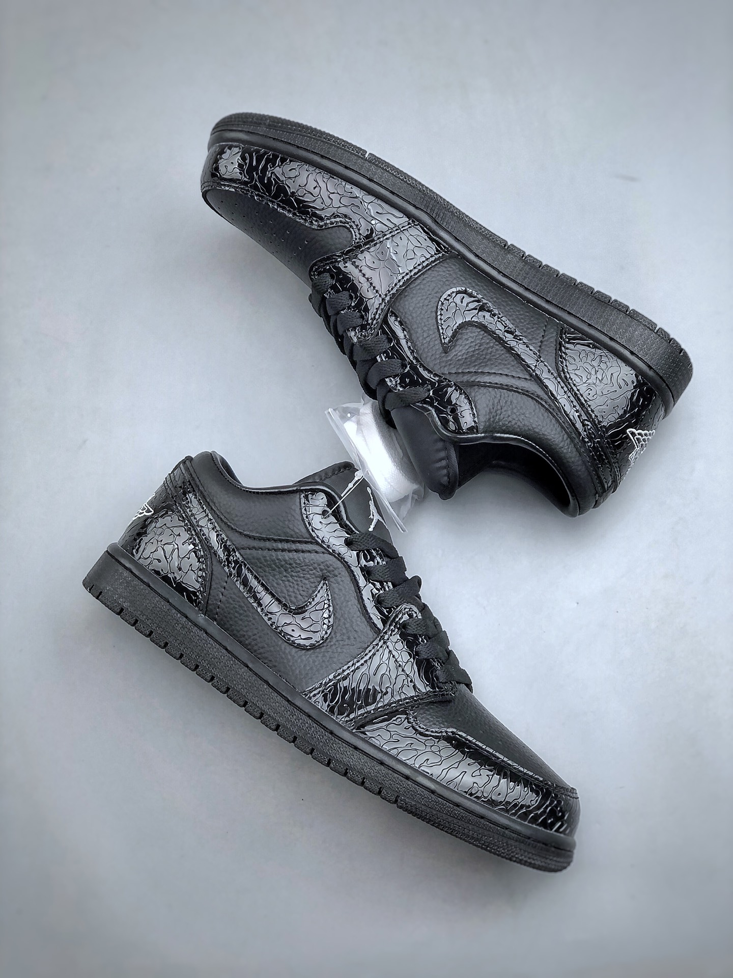 顶级纯原 市售最高版本🔥 💰180 
Air Jordan 1 Low 专柜订单顶级纯原 全头层 中底注胶孔内置真Sole气垫 ‼耐克Nike Air Jordan1 Low AJ低帮乔丹一代低帮经典复古文化休闲运动篮球鞋原鞋开模 拒绝公底 购置原厂同步原材料 都有细节还原 原汁原味忠于原版 
货号：HJ7743-010 
尺码：35.5-47.5（半）