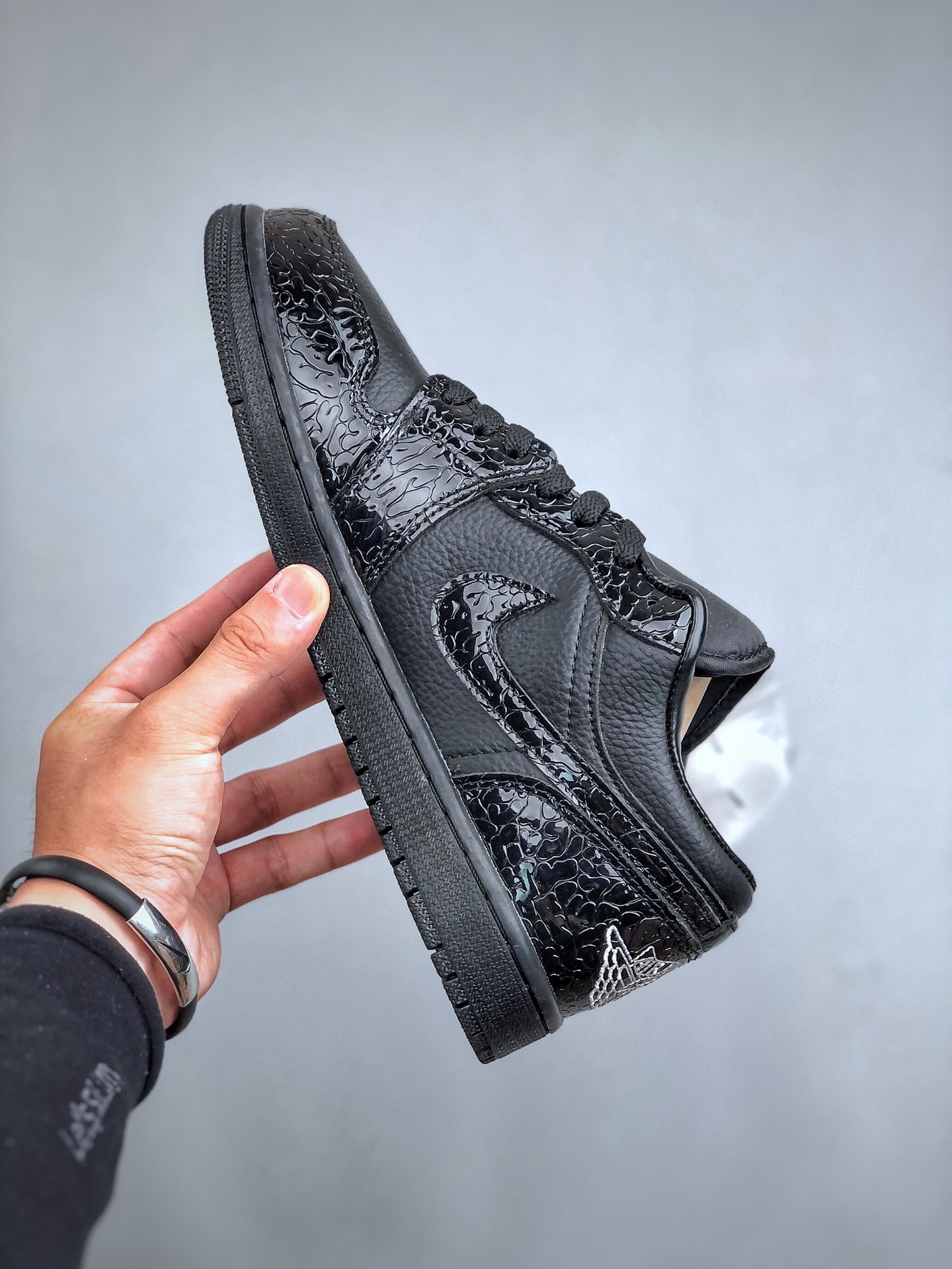 顶级纯原 市售最高版本🔥 💰180 
Air Jordan 1 Low 专柜订单顶级纯原 全头层 中底注胶孔内置真Sole气垫 ‼耐克Nike Air Jordan1 Low AJ低帮乔丹一代低帮经典复古文化休闲运动篮球鞋原鞋开模 拒绝公底 购置原厂同步原材料 都有细节还原 原汁原味忠于原版 
货号：HJ7743-010 
尺码：35.5-47.5（半）