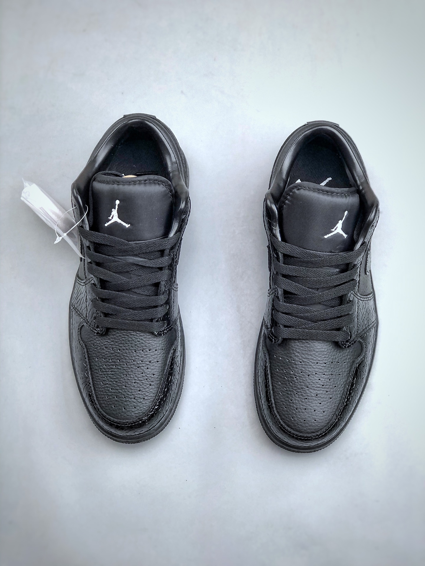 顶级纯原 市售最高版本🔥 💰180 
Air Jordan 1 Low 专柜订单顶级纯原 全头层 中底注胶孔内置真Sole气垫 ‼耐克Nike Air Jordan1 Low AJ低帮乔丹一代低帮经典复古文化休闲运动篮球鞋原鞋开模 拒绝公底 购置原厂同步原材料 都有细节还原 原汁原味忠于原版 
货号：HJ7743-010 
尺码：35.5-47.5（半）