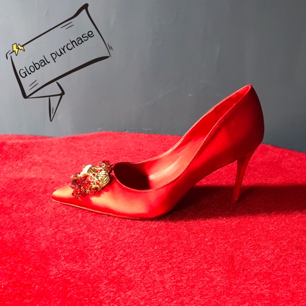 NO:100215,High-end custom wedding shoes classic model H8.5Cm, size 34-42. Customized model is not refundable or exchanged. 9039-059. Red imported silk, red sheepskin, dragon and phoenix imitation diamond buckle, customized model is not refundable or exchanged. Standard European code No:9039-059 Color:red/red Material:veau velours Lining:goat leather Heel height:8.5Cm Sole:leather sole Size:EUR 34-42 (US 4-11):,,christian louboutin,sheepskin,real silk19860909高端订制 婚鞋精典款 H8.5Cm,尺码34-42码. 订制款不退不换9039-059.红色进口真丝,红色羊皮里,龍凤仿奥钻扣,订制款不退不换 标准欧码 No:9039-059 Color:red/red Material:veau velours Lining:goat leather Heel heigh:8.5Cm Sole:leather sole Size:EUR 34－42（US 4一11) :,,christian louboutin,sheepskin,real silk,Women's Shoes