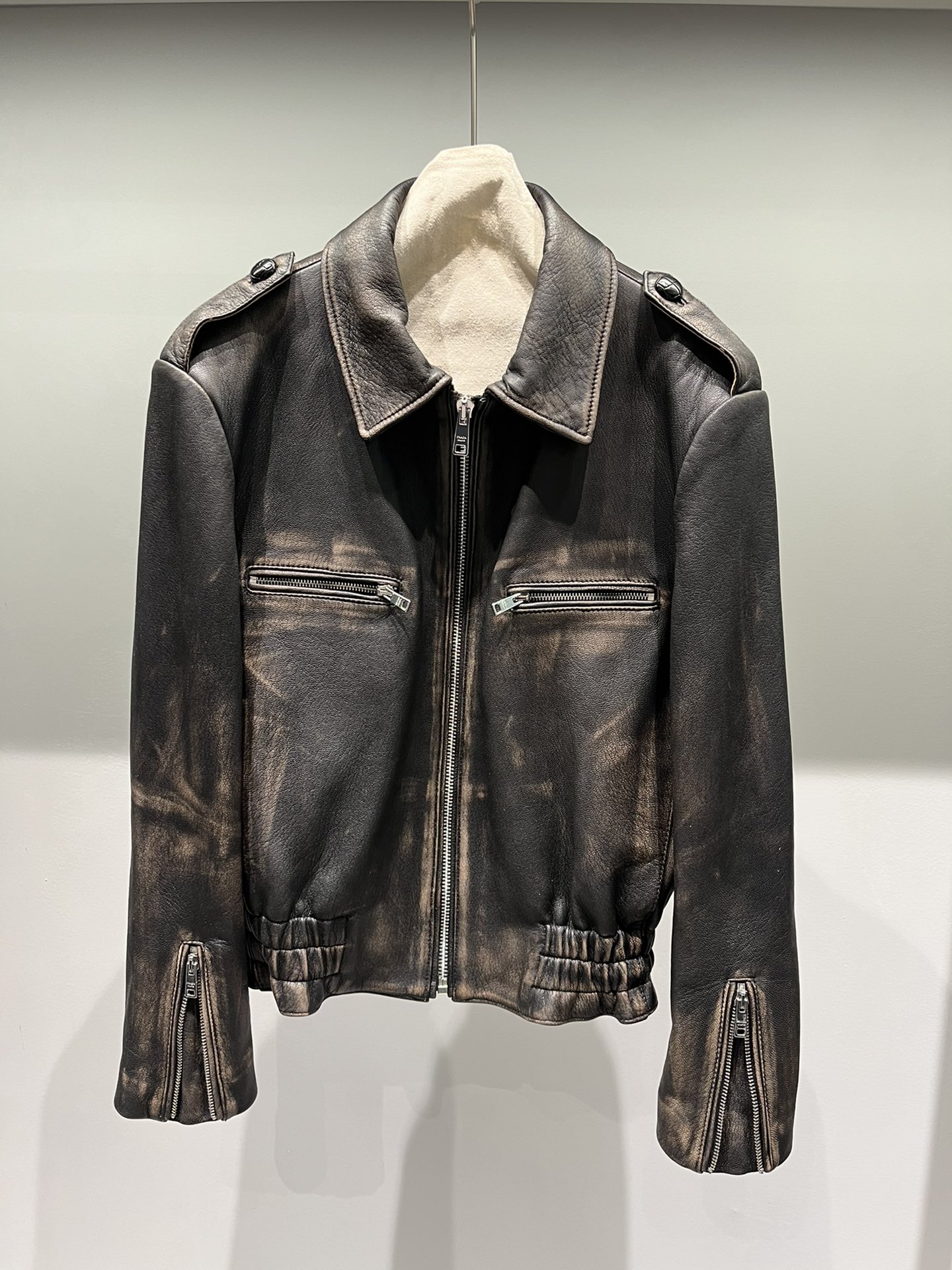 NO:723071,,Prada classic leather jacket, goatskin coloring, hand-rubbing, the texture of each piece will be slightly different.,Prada-clothing,prada,leather jacket,sheepskin,19860909,普拉达经典皮衣,山羊皮擦色,手工擦色,每一件纹理会略有不同哦.,普拉达-服装,prada,leather jacket,sheepskin,,Women's clothing