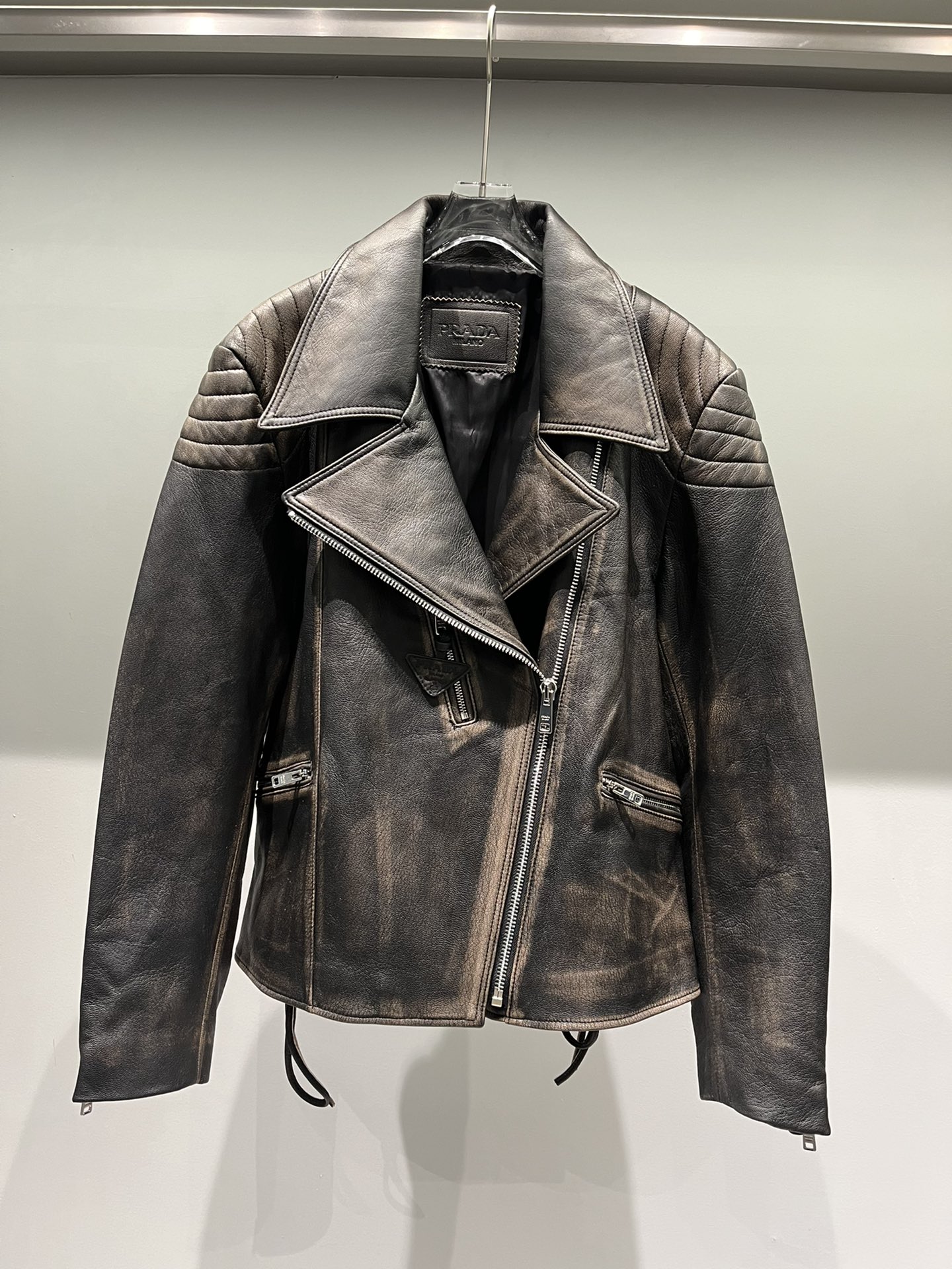 NO:723058,, Prada color rubbed leather jacket, hand rubbed color, each piece has a different texture. Customized goatskin, thick and fleshy but not hard, loose fit, Prada-clothing, prada,leather jacket,sheepskin,19860909,普拉达擦色皮衣,手工擦色,每件纹理不同.定制山羊皮,有厚度有肉感不硬,宽松版型,普拉达-服装,prada,leather jacket,sheepskin,,Women's clothing