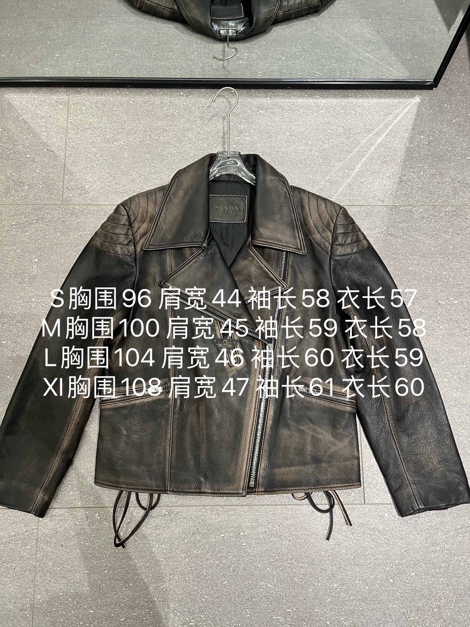 NO:723063,, Prada color rubbed leather jacket, hand rubbed color, each piece has a different texture. Customized goatskin, thick and fleshy but not hard, loose fit, size S-19860909,普拉达擦色皮衣,手工擦色,每件纹理不同.定制山羊皮,有厚度有肉感不硬,宽松版型 尺寸S- Xl码,宽松机车,上身超级洋气,香奈儿-服装,chanel,prada,leather jacket,sheepskin,,Women's clothing