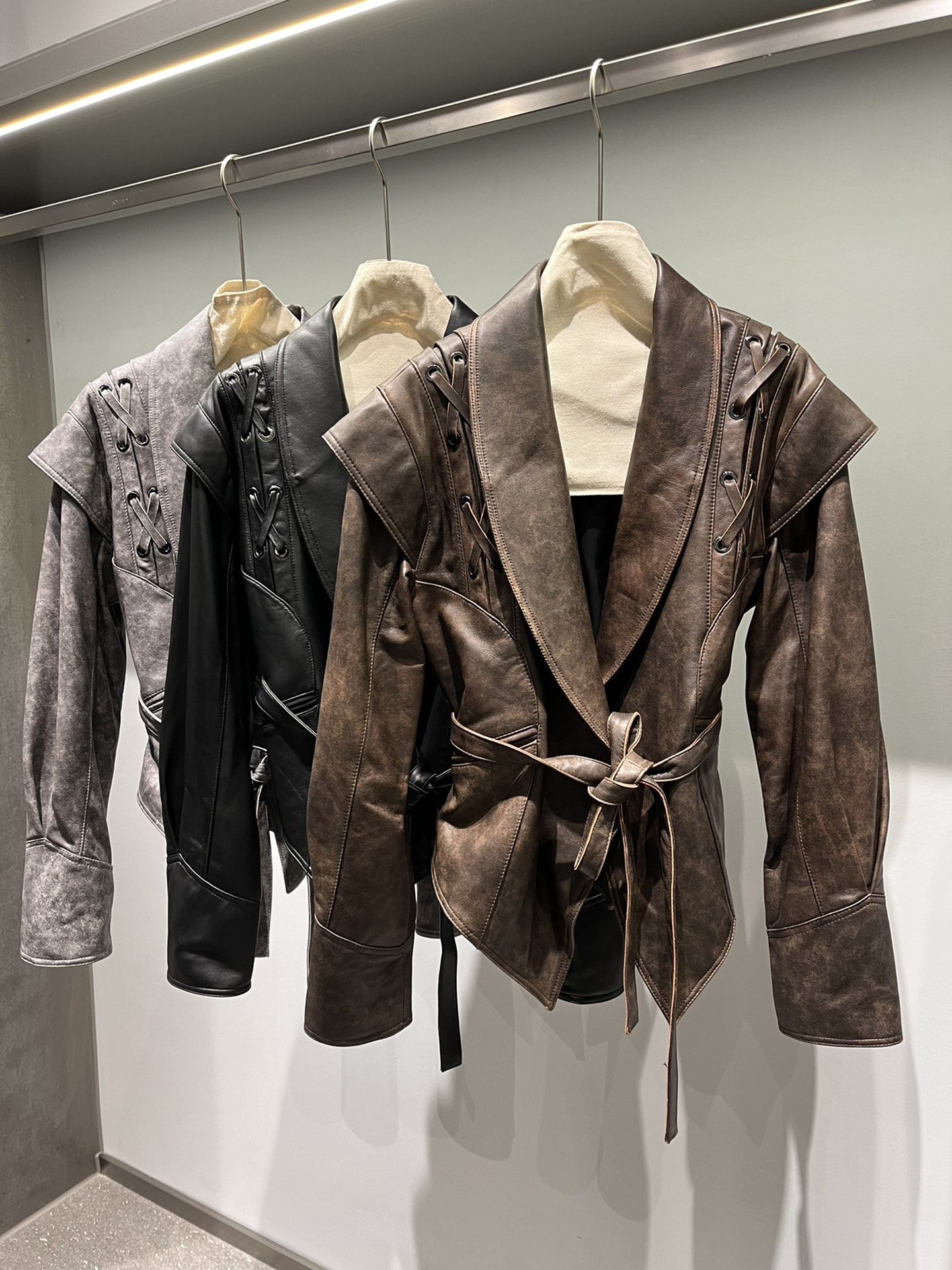 NO:742723,The texture of each leather in the distressed color is different. The coffee color leather is no longer available. For the time being, we only have the oil wax coffee color, for women’s clothing.19860909做旧色每张皮纹理都不同,咖色这个皮料没了,暂时只有油蜡咖色,女装,,Women's clothing