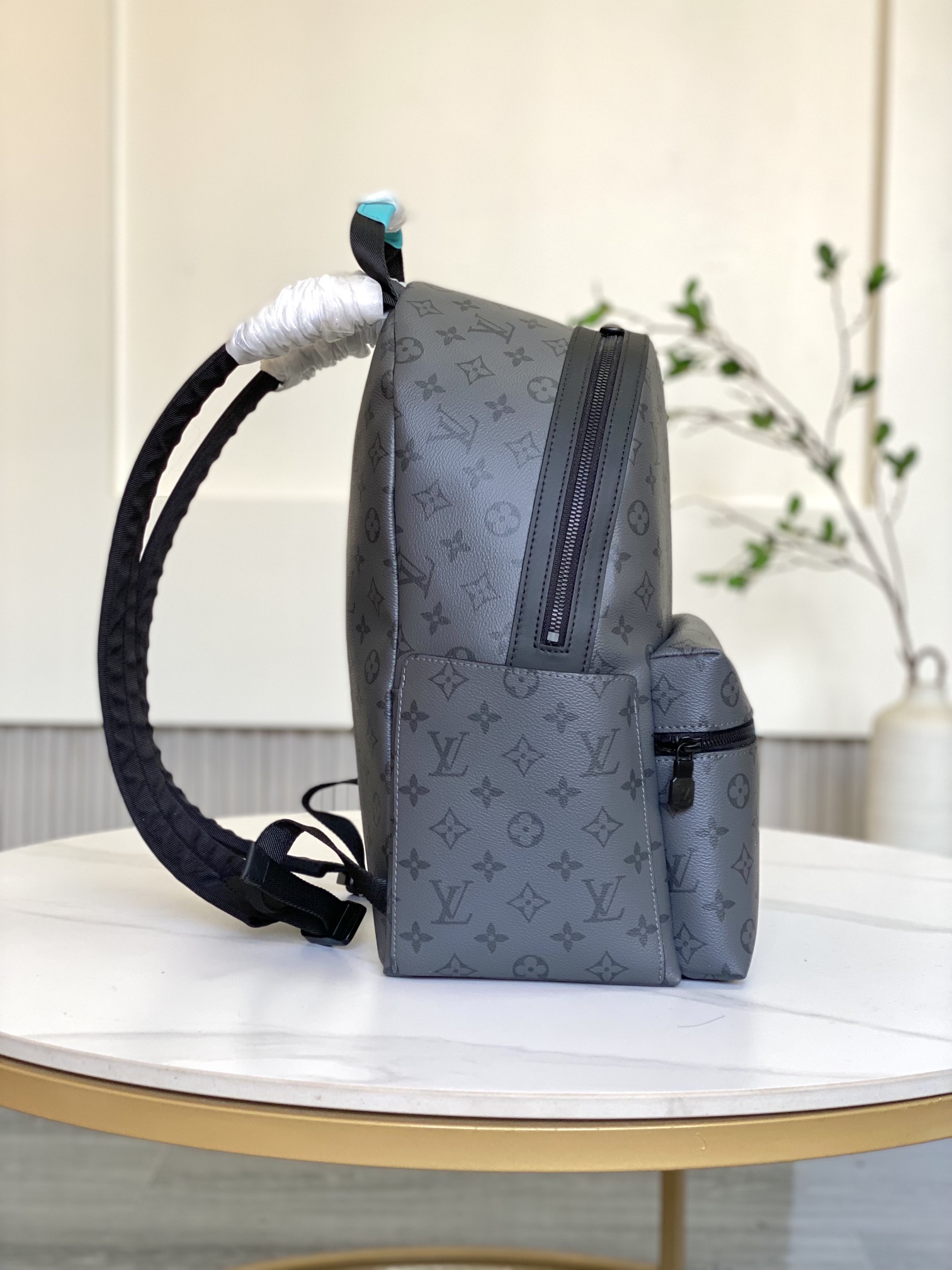 [Backpacks] This Discovery backpack uses deep MonogramEclipse Reverse canvas