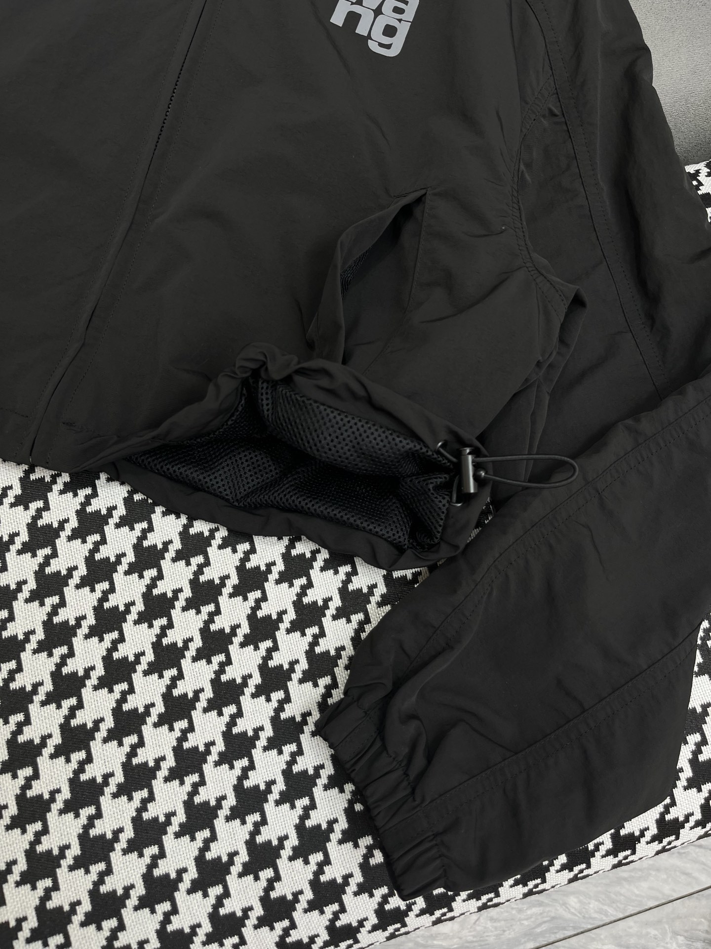 Women’s Suit by Alexander Wang: 24SS Collection with Hat, Jacket, and Stamped Letter - 图片 4