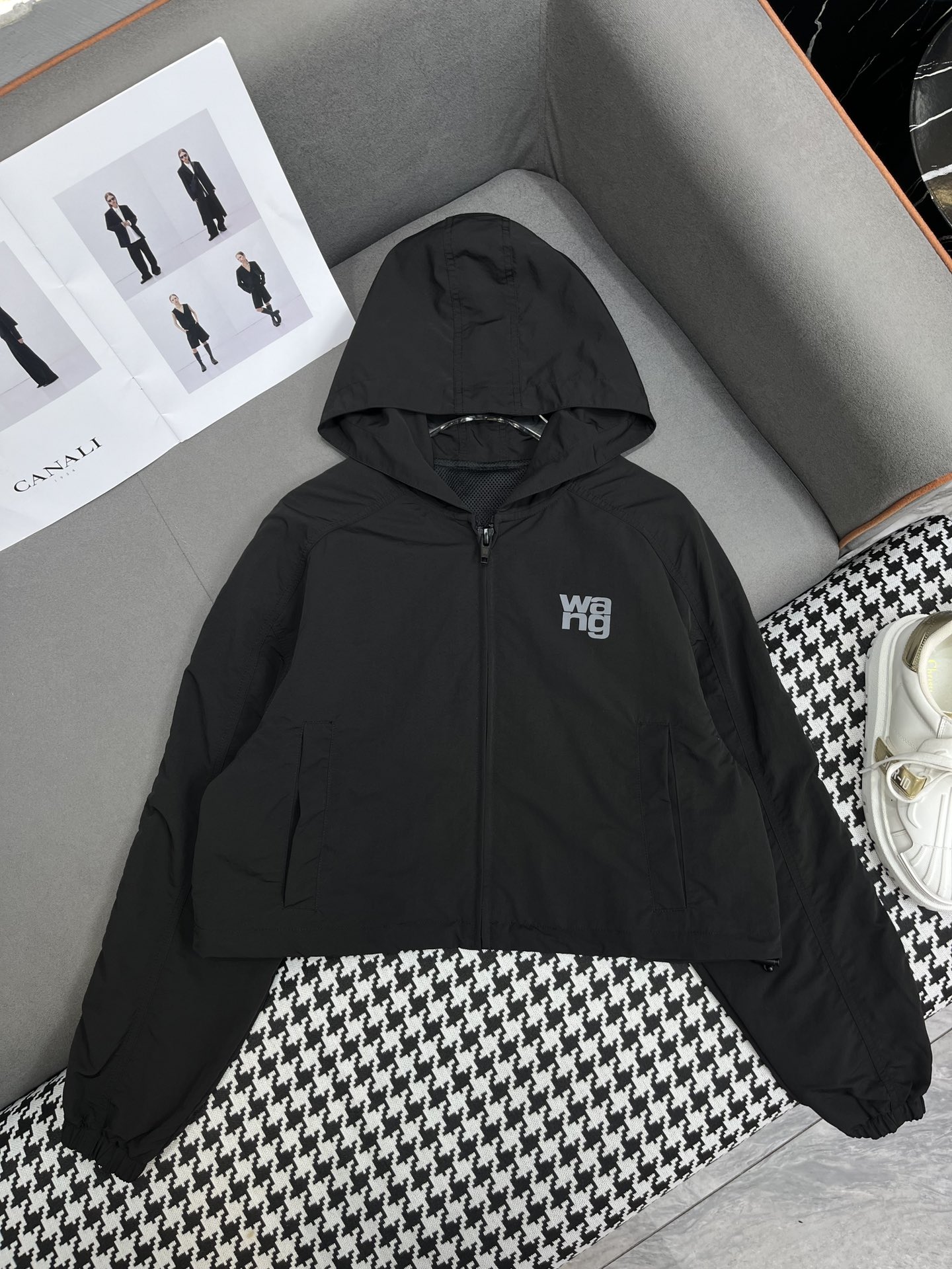 Women’s Suit by Alexander Wang: 24SS Collection with Hat, Jacket, and Stamped Letter - 图片 1