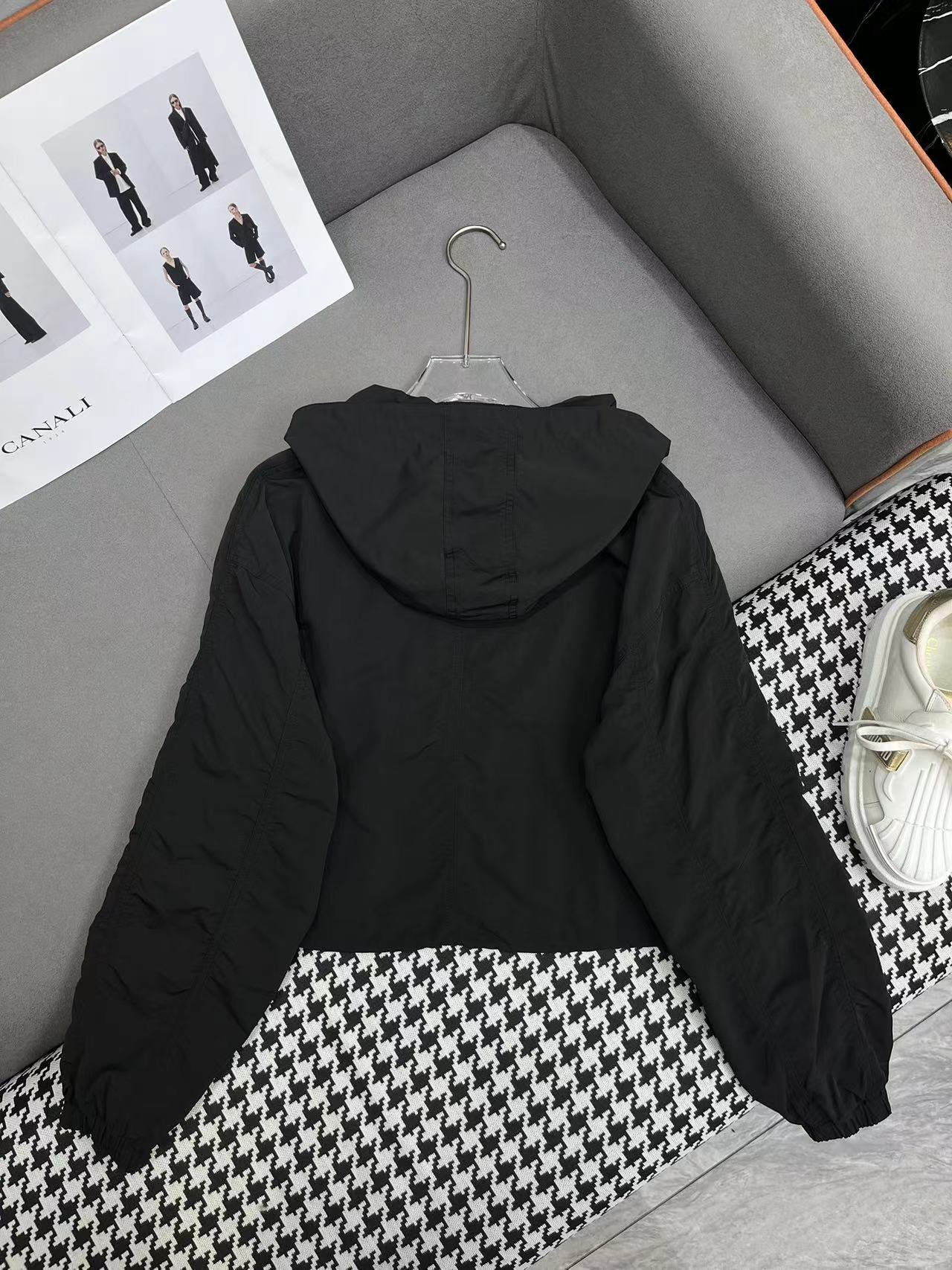 Women’s Suit by Alexander Wang: 24SS Collection with Hat, Jacket, and Stamped Letter - 图片 5