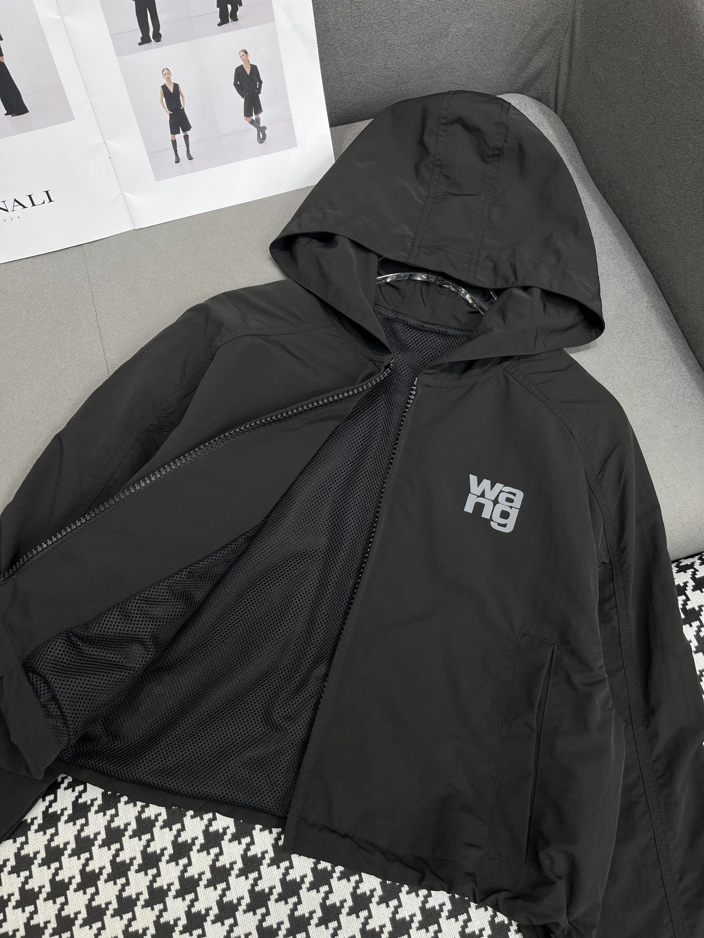 Women’s Suit by Alexander Wang: 24SS Collection with Hat, Jacket, and Stamped Letter - 图片 3