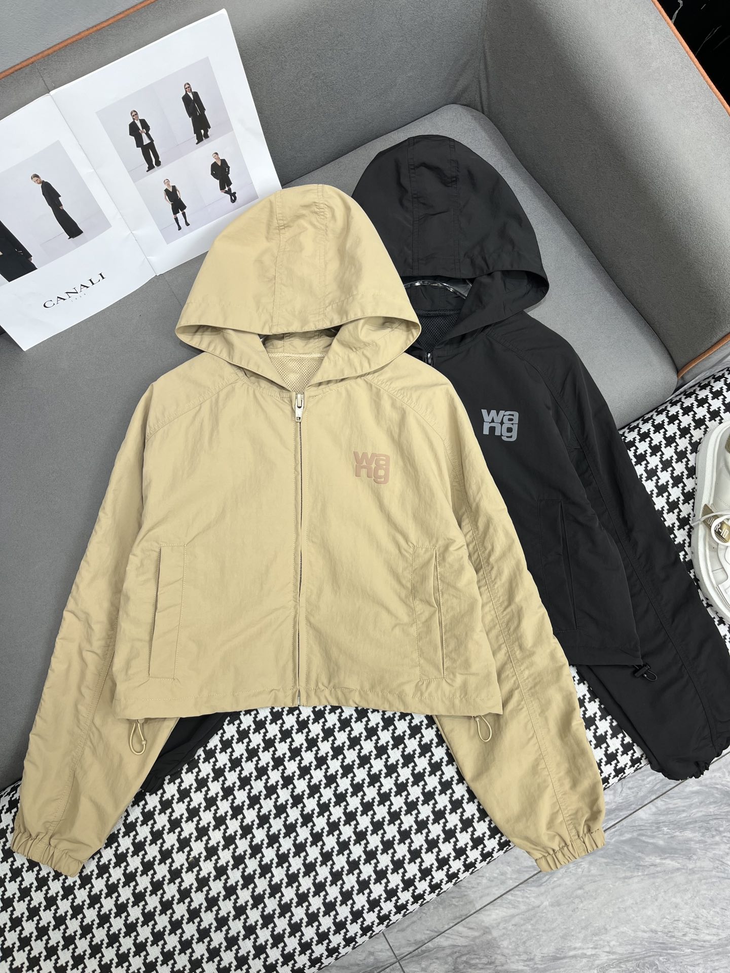 Women’s Suit by Alexander Wang: 24SS Collection with Hat, Jacket, and Stamped Letter - 图片 7