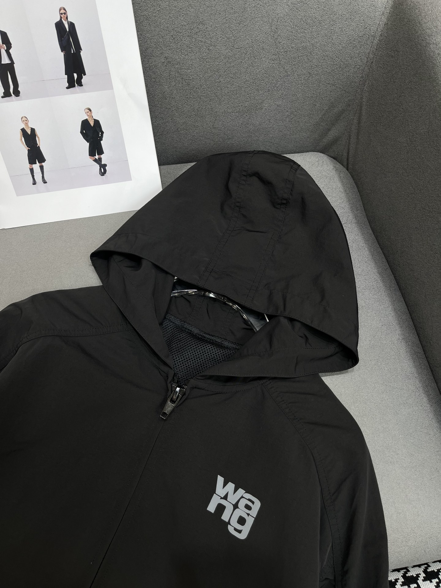 Women’s Suit by Alexander Wang: 24SS Collection with Hat, Jacket, and Stamped Letter - 图片 2