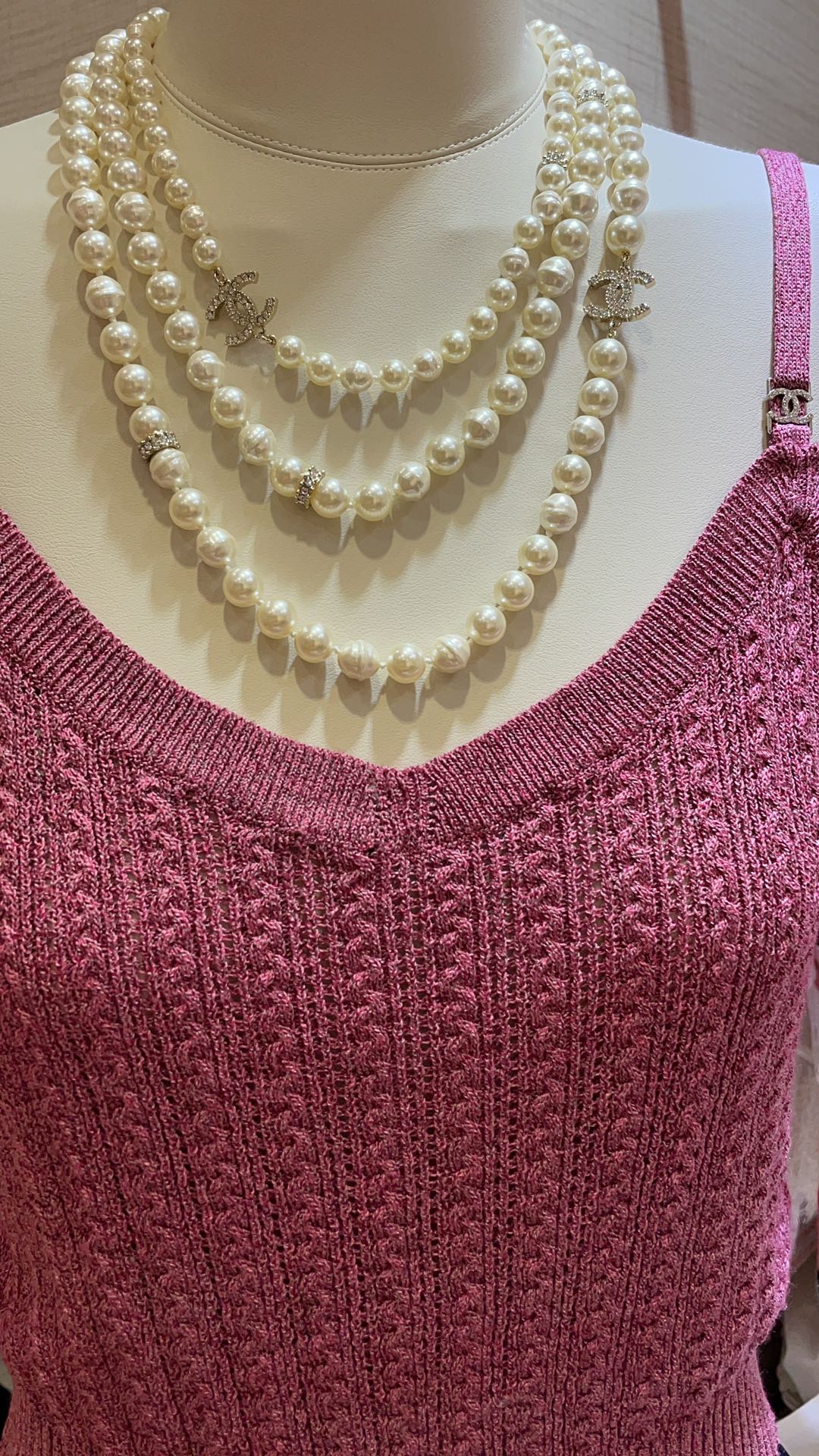 NO:634619,88550, Three-layered pearls arrived today. 24s new rhinestone double C irregular pearl necklace sweater chain. Irregular pearls have a fashionable and casual atmosphere. The three-layered upper body is so eye-catching. Bai Fumei standard Z version customized brass material custom pearls Czech diamond sweater chain with picture box, sweaters,necklace,Cardia high-end jewelry1986090988550,今日到货三层珍珠 24s新款水钻双C不规则珍珠项链毛衣链 不规则珍珠自带时髦随性氛围感 三层佩戴上身太吸睛啦 白富美标配 z版定制 黄铜材质 定制珍珠 捷克钻 毛衣链带图片包装盒,,sweaters,necklace,卡迪亚高端饰品,Jewelry