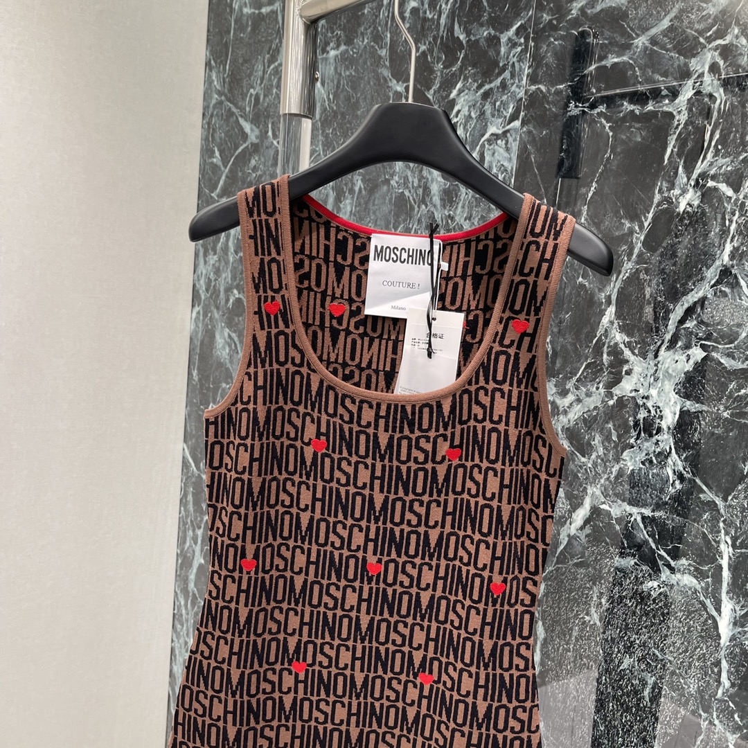 High-Quality Women’s Clothing: Moschino’s 2024 Autumn Limited Knitted Vests Collection - 图片 2