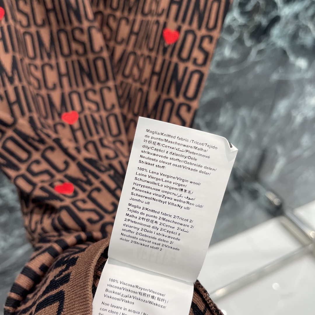 High-Quality Women’s Clothing: Moschino’s 2024 Autumn Limited Knitted Vests Collection - 图片 7