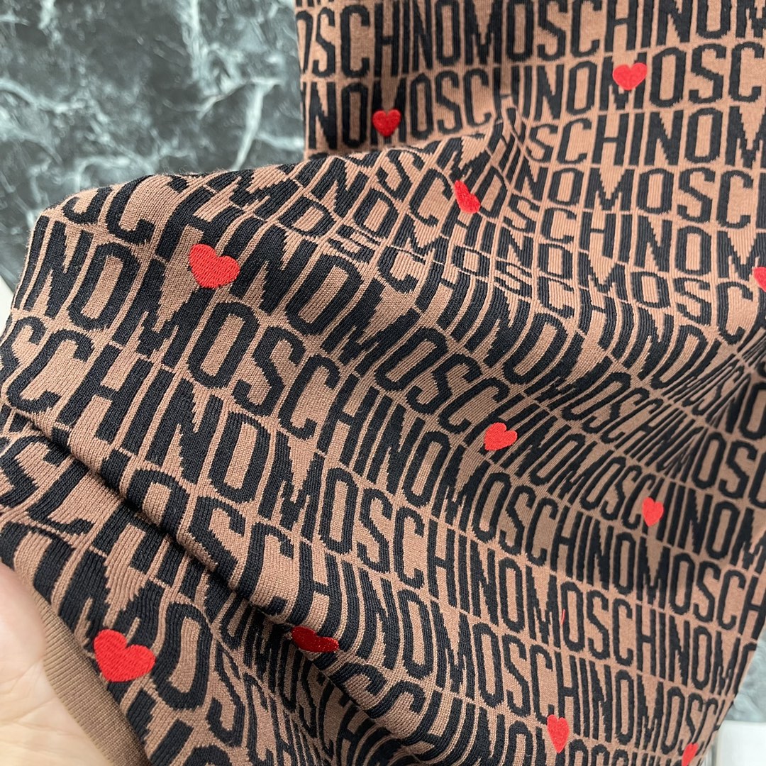 High-Quality Women’s Clothing: Moschino’s 2024 Autumn Limited Knitted Vests Collection - 图片 6