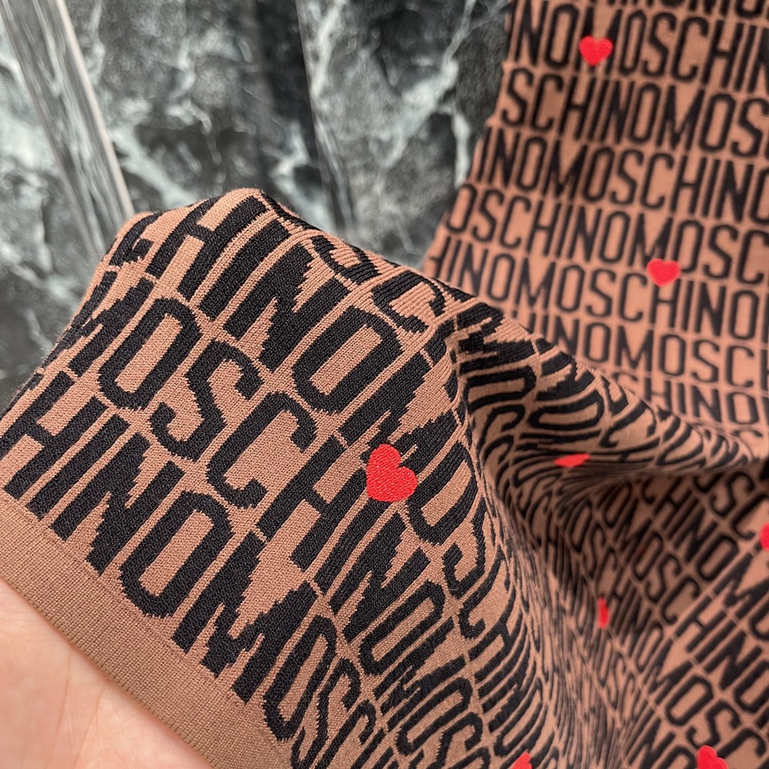 High-Quality Women’s Clothing: Moschino’s 2024 Autumn Limited Knitted Vests Collection - 图片 5