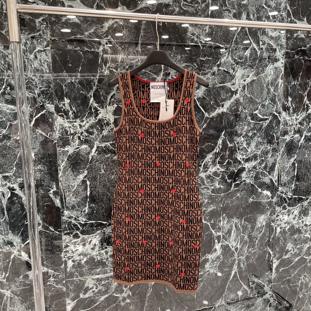 High-Quality Women’s Clothing: Moschino’s 2024 Autumn Limited Knitted Vests Collection - 图片 1