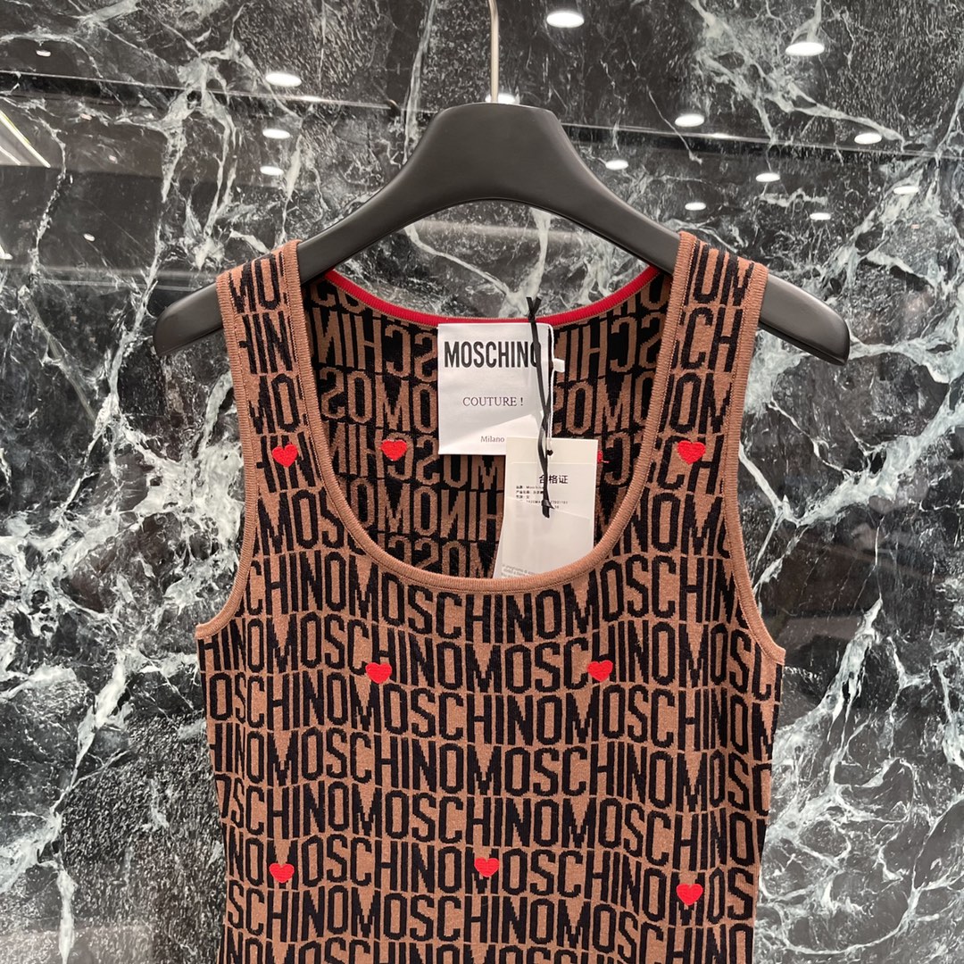 High-Quality Women’s Clothing: Moschino’s 2024 Autumn Limited Knitted Vests Collection - 图片 3