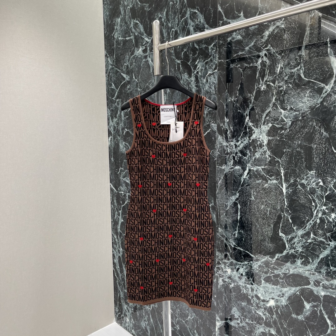 High-Quality Women’s Clothing: Moschino’s 2024 Autumn Limited Knitted Vests Collection - 图片 8