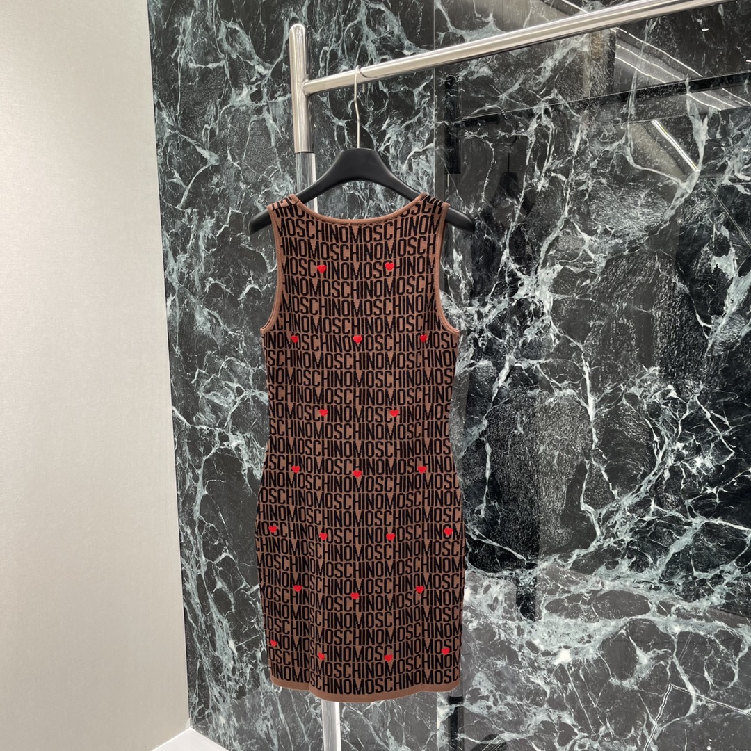 High-Quality Women’s Clothing: Moschino’s 2024 Autumn Limited Knitted Vests Collection - 图片 9