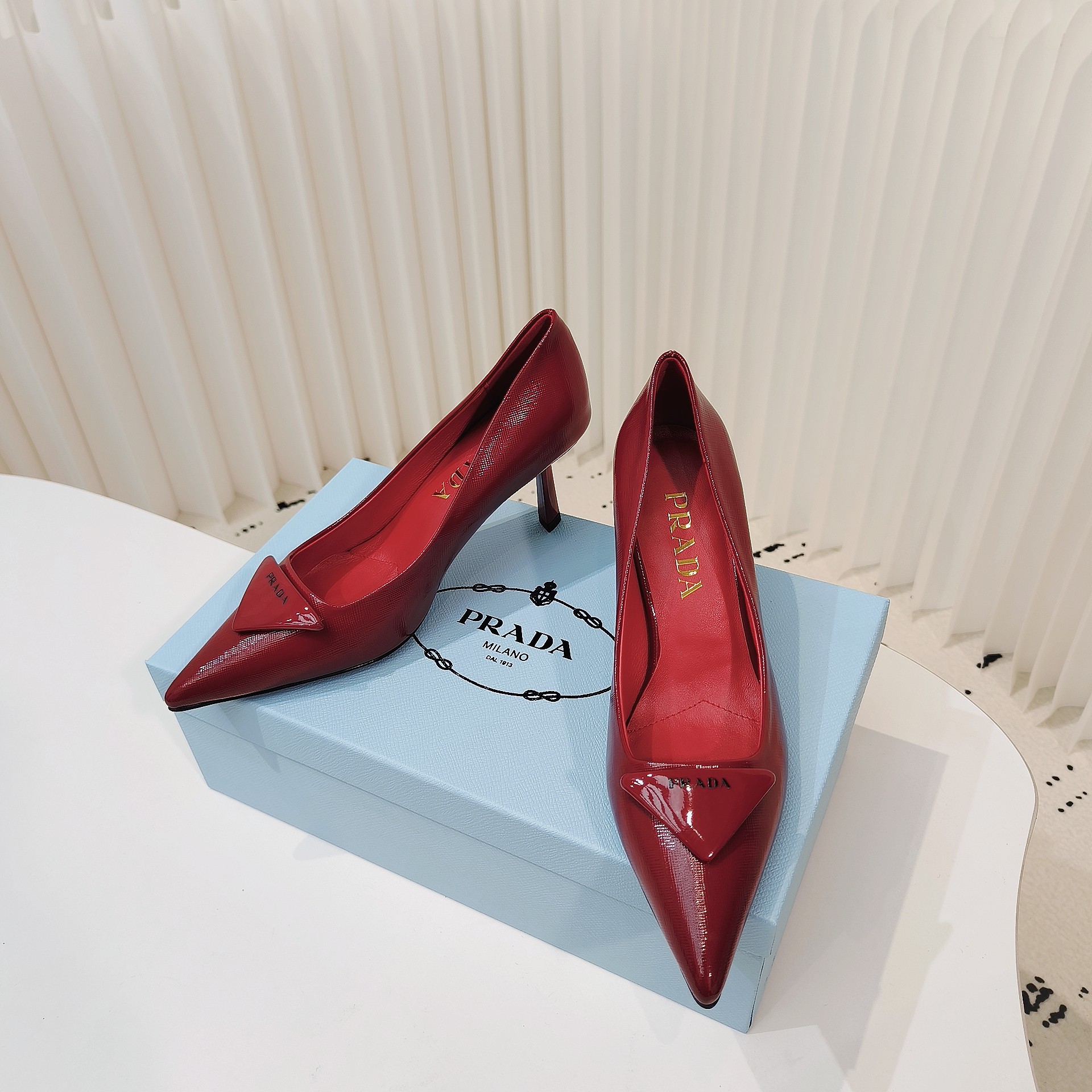 NO:388961,Prada Prada Glossy Leather High Heels Pointed Toe Shoes This high heel is made of glossy leather, giving a delicate and soft elegance. Glossy Leather is the iconic material of Prada and is traditionally used to make gorgeous shoes. The triangle logo returns to form a micro-lined leather details, inspiring the design inspiration of the heel geometric lines and giving the silhouette a modernist style. ●Silk-screen leather triangle logo ●Metal lettering logo decorates the leather sole ●7.5 cm painted heel size 34-41 (customized for 34.40.41), high heels single shoes, prada, prada, high heels19860909Prada普拉达亮面皮革高跟尖头单鞋 这款高跟鞋采用亮面皮革打造,呈现精致柔美的优雅之感.亮面皮革是Prada的标志性材质,传统上惯用于华美鞋履的制作.三角形徽标回归,化身为微衬的皮革细节,启发鞋跟几何线条的设计灵感,赋予廓形以现代主义格调. ●丝网印刷皮革三角形徽标 ●金属刻字徽标装饰皮革鞋底 ●7.5厘米涂漆鞋跟 码数34-41（34.40.41定做）,高跟鞋单鞋,prada,prada,high heels,Women's Shoes