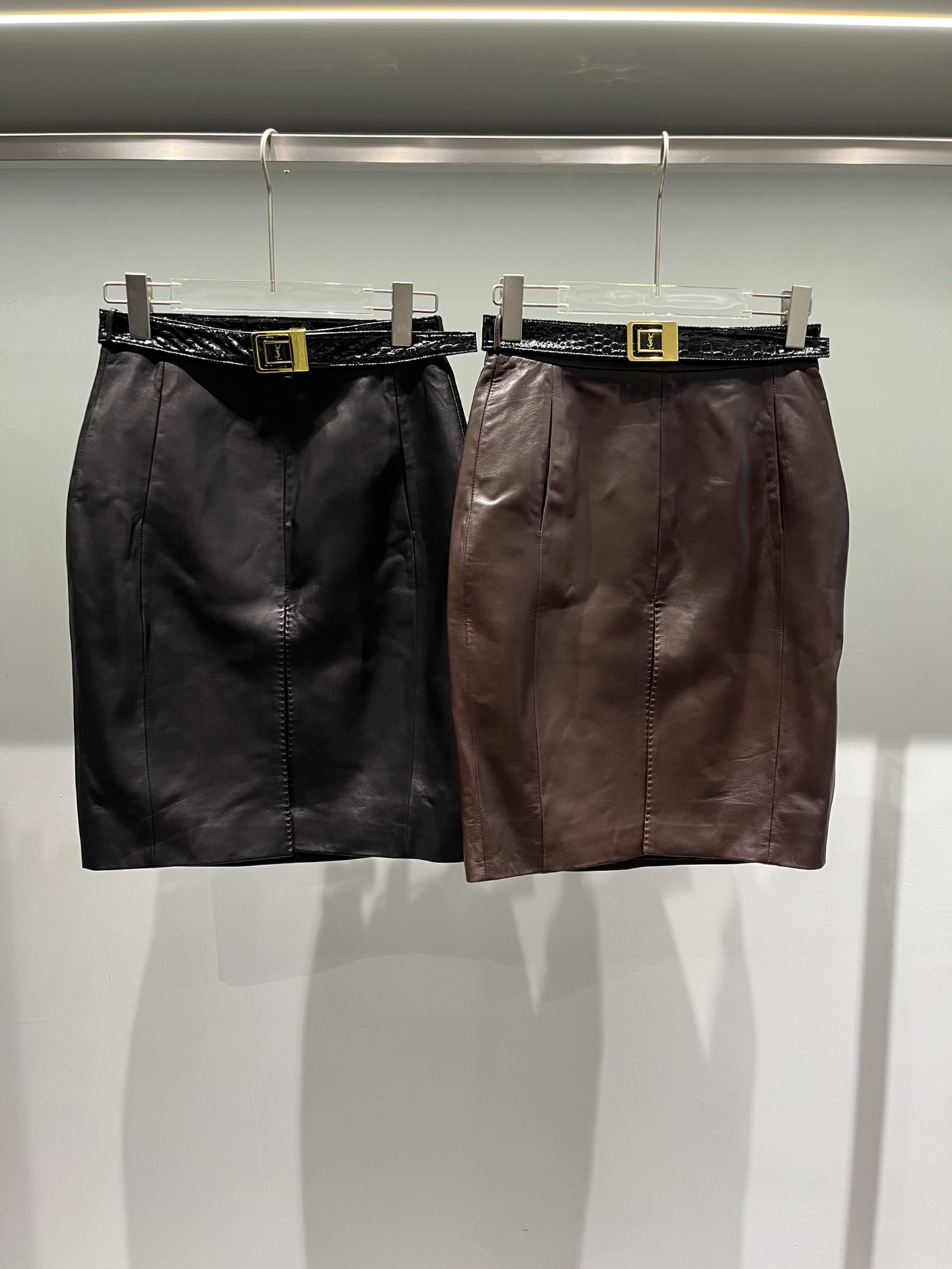 NO:755140,, Saint Laurent semi-vegetable tanned sheepskin long skirt. The texture is finer and glossier than ordinary sheepskin. The skirt has an arch stitch process, which is relatively slow and does not accept urgent orders. Original lining, women's clothing, saint laurent, skirts, sheepskin,19860909,圣罗兰半植鞣羊皮长裙,质感比普通绵羊皮细腻光泽度好,裙子做了拱针工艺,比较慢,不接急单.原版里布,女装,saint laurent,skirts,sheepskin,,Women's clothing