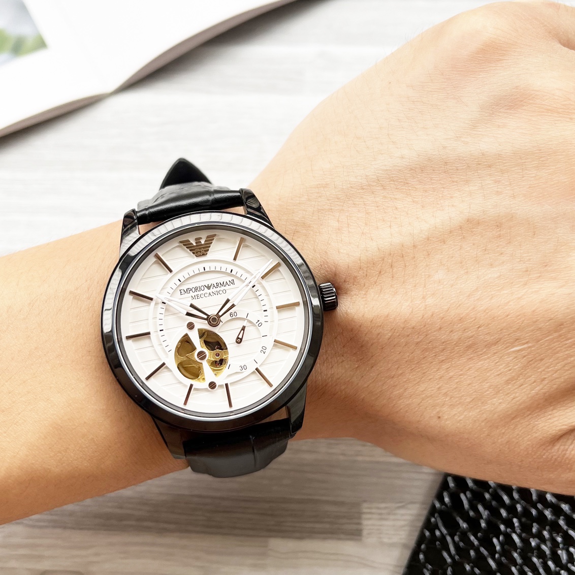Fashionable Modern Art Watch with Unique Design and High Functionality - 图片 3
