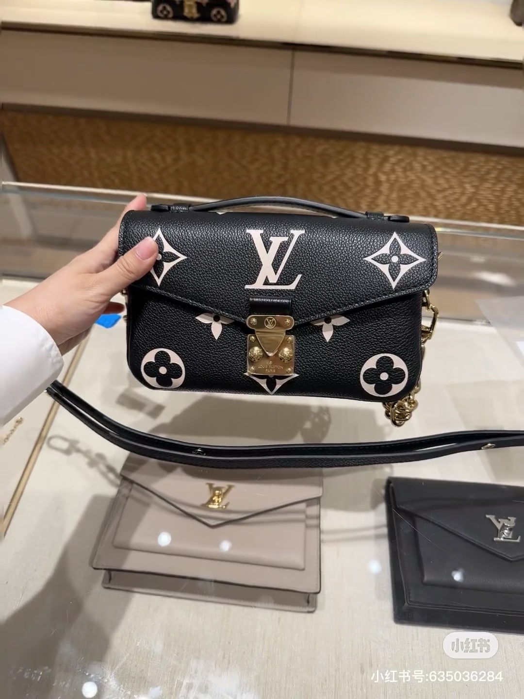 Louis Vuitton Replicas
 Messenger Bags