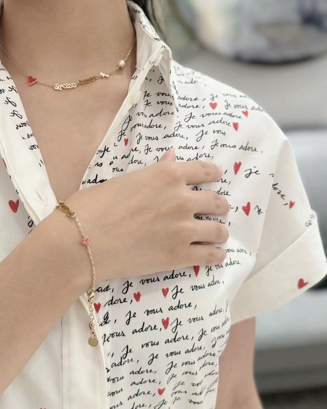 NO:631621,88160. Today’s new product is limited to the Chinese Valentine’s Day. The new red enamel graffiti love handwritten letters gold bracelet. This year’s Chinese Valentine’s Day limited edition is really beautiful to me. The handwritten letters graffiti love is simply too sweet. The exquisite and compact size is not picky at all. Very elegant. Purchased from yb custom made brass material. Top version, bracelet, Cartier high-end jewelry1986090988160.今日新品七夕限定 新款红色珐琅涂鸦爱心手写体字母金色手链 今年家的七夕限定真的美到我了 手写体字母涂鸦爱心简直太甜啦 精致小巧的尺寸完全不挑人 很气质 购入yb定制 黄铜材质 顶级版本,,bracelet,卡迪亚高端饰品,Jewelry