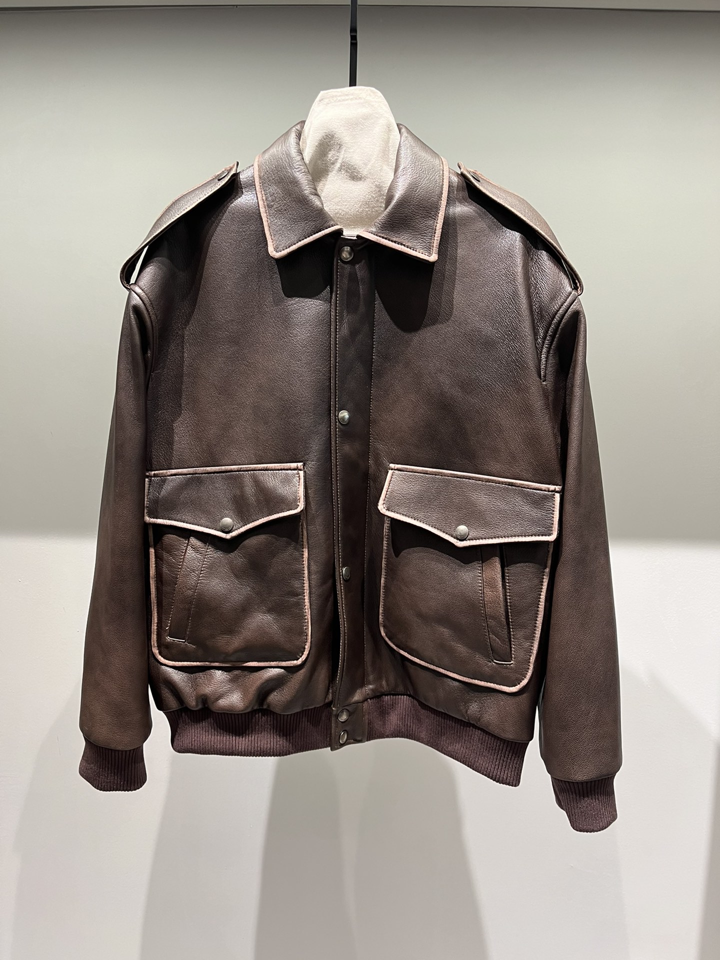 NO:744796,,Saint Laurent oversized sheepskin jacket, made of imported goatskin, rubbed leather, very textured, delicate, soft and very textured.,Saint Laurent-Clothing,saint laurent,jackets & coats,sheepskin,19860909,圣罗兰超大版型羊皮夹克,进口山羊皮制作,擦色皮料,非常有质感,细腻柔软非常有质感.,圣罗兰-服装,saint laurent,jackets & coats,sheepskin,,Women's clothing