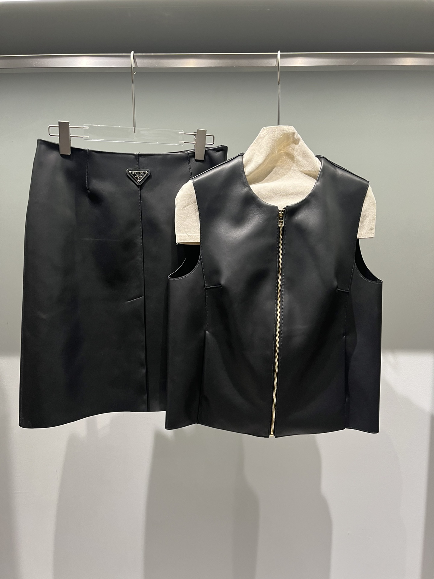 NO:871410,Vest, skirt 480. Prada sheepskin suit, composite air layer technology, no lining, very three-dimensional and crisp shape, Prada-clothing, prada, skirts, sheepskin,19860909马甲,裙子480.普拉达羊皮套装,复合空气层工艺,没有里布,版型很立体挺括,普拉达-服装,prada,skirts,sheepskin,,Women's clothing