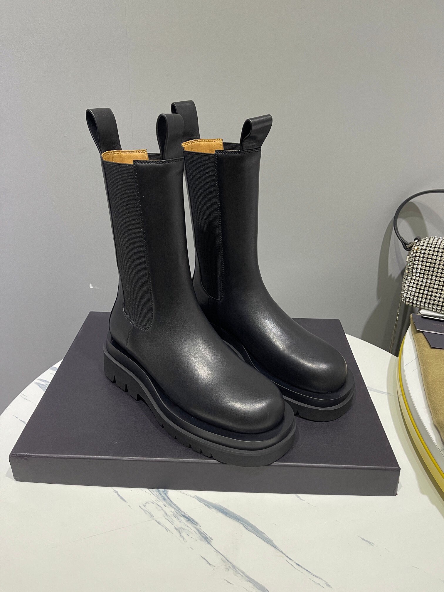 NO:469545,Classic Botteg Venet Bv classic _______ the highest version of the market version. Welcome to compare the authentic counter products, from the texture of the TPU sole, full cowhide surface, inner/foot pad, imported cowhide, original molded green shoe box, cotton cloth bag. From shoes to packaging and even a certificate of conformity, all are made of the original 1:1.———Top sole TPU sole with logo (different from the market rubber and plastic land can be seen in the naked eye) 35-40, packaging original green box high-end packaging (not ordinary shoe box), boots, bottega veneta, bottega veneta, boots, cowhide19860909经典款 Botteg Venet Bv经典款______市场版最高版本,欢迎对比专柜正品,从TPU大底的质感,全牛皮面,内里/垫脚,进口牛皮,原版开模的绿色鞋盒,棉质布袋.从鞋子到包装甚至一个合格证,全是原版1:1打造.———大底TPU大底带Logo（和市场橡胶塑料大地肉眼可见区别）码数35-40,包装原版绿盒高档包装（不是普通鞋盒）,靴子,bottega veneta,bottega veneta,boots,cowhide,Women's Shoes