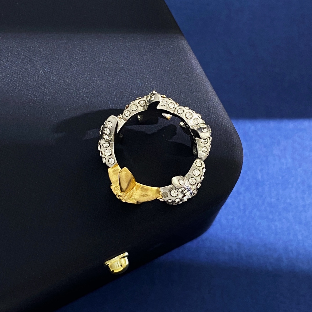 Versace Ocean Holiday Collection: Medusa Open Ring in Brass Material - 图片 3