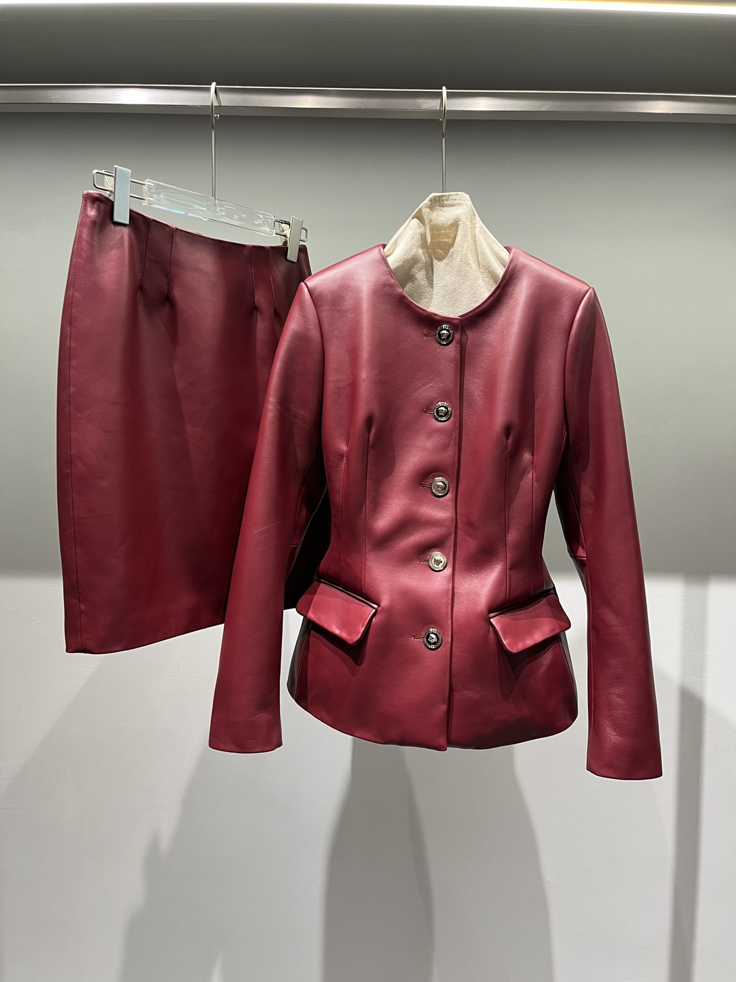 NO:721871,Top. Sheepskin thickened three-dimensional cut has a super correct fit, very wide and stylish, the waist is very slim, super textured leather suit, Versace-clothing, versace, sheepskin,19860909上衣.羊皮加厚立体剪裁版型超正,挺阔有型,收腰很显瘦,超有质感的真皮套装,范思哲-服装,versace,sheepskin,,Women's clothing