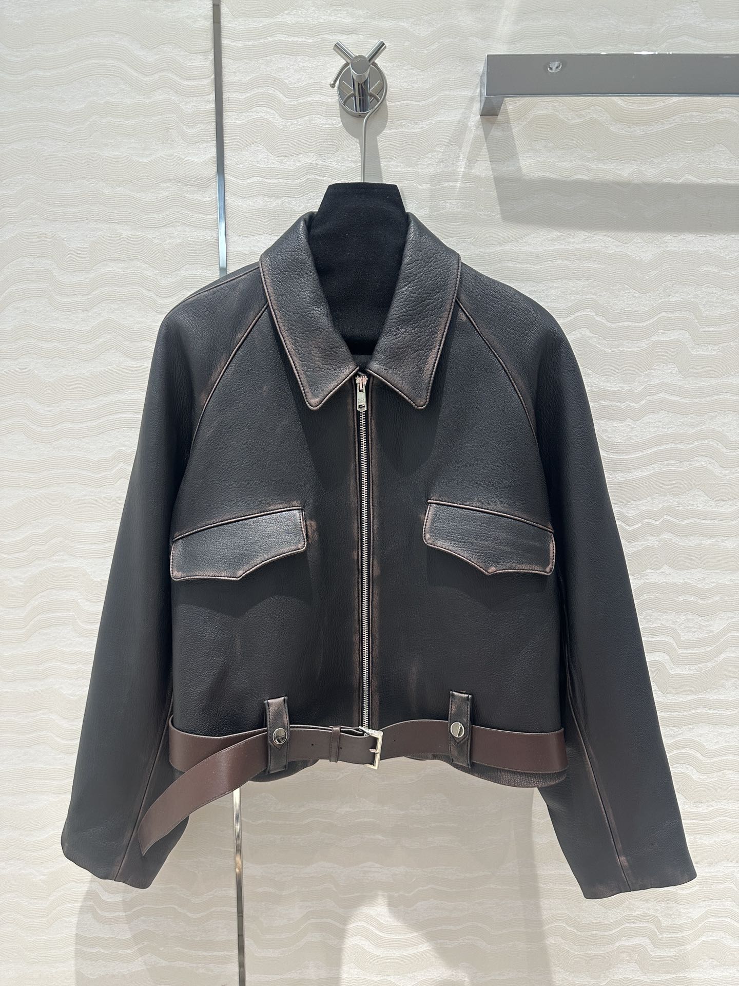 NO:866371,Exclusive first release of high-end original quality, P Tyrande college style, same style drop shoulder belt jacket and leather jacket for men and women!  Temperament lapel belt design!  Exclusively customized imported top-quality New Zealand lambskin!  The three-dimensional texture is full and thick, and the texture is exquisite!  Handmade vintage craftsmanship!  The classic version is high-end, fashionable and handsome!  The upper body looks slim!  The three-dimensional tailoring is versatile and not picky. Customized five-metal accessories, perfect workmanship quality depends on the details. One color 3 sizes. Size 38 bust 104, length 53., Prada - clothing, prada, jackets & coats, jackets & coats, leather jacket, sheepskin,19860909独家首发高端原单品质,P泰兰德学院风,男女同款落肩腰带夹克皮衣外套！气质翻领腰带设计！独家定制进口顶级新西兰小羊皮！立体纹路饱满厚实质感细腻绝绝子！手工做旧擦色复古工艺！经典版型高级时髦又帅气！上身巨显瘦！立体裁版型百搭不挑人.定制五金属配件标,完美做工品质看细节.一色3码.38码胸围104,衣长53.,普拉达-服装,prada,jackets & coats,jackets & coats,leather jacket,sheepskin,,Women's clothing
